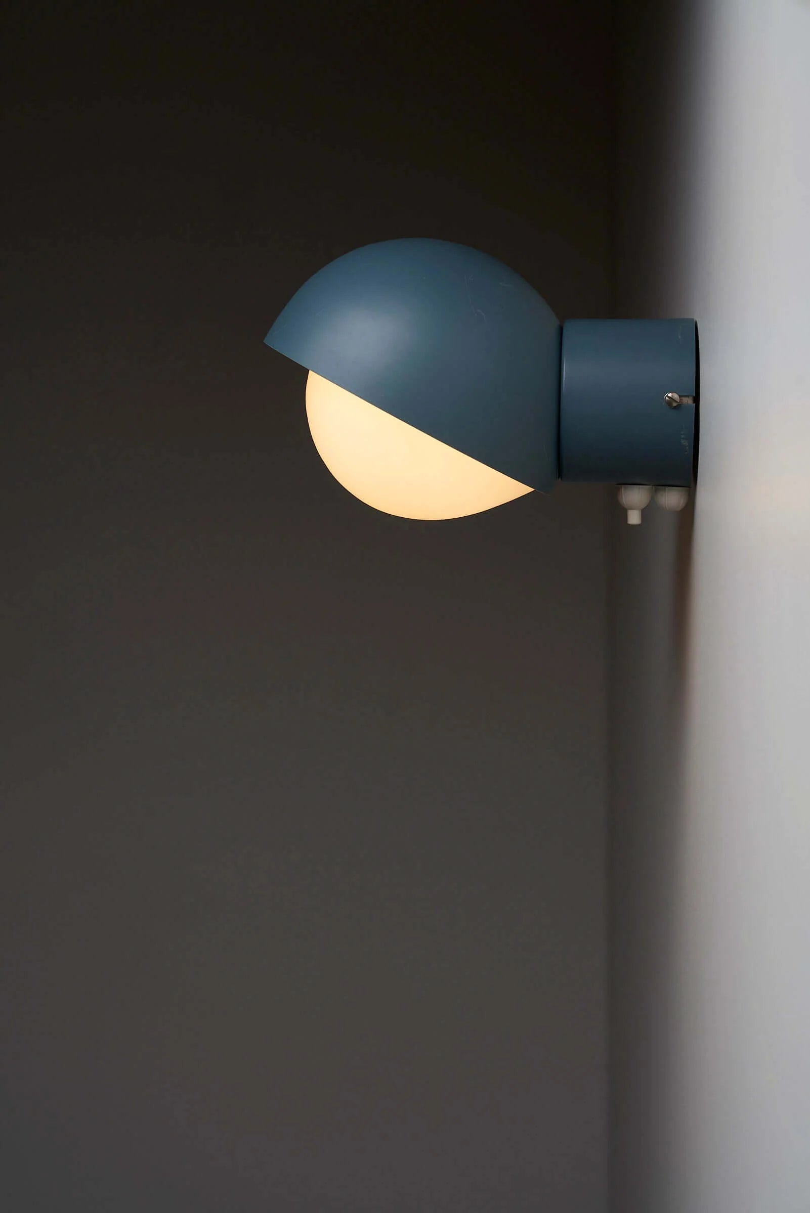 Blue_Wall_Sconce_B_L_leuchten