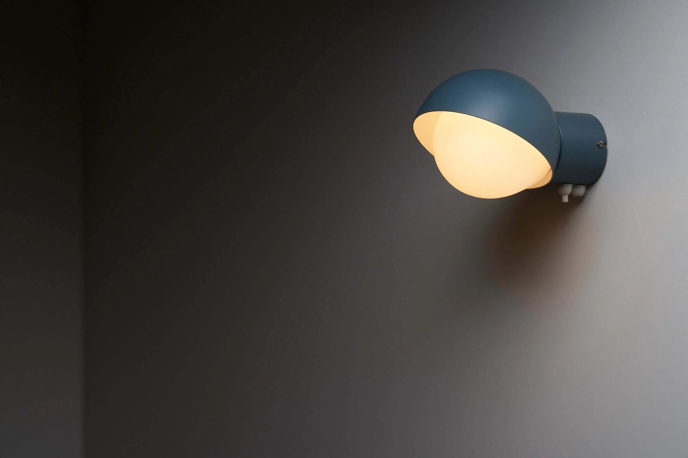 Blue_Wall_Sconce_B_L_leuchten