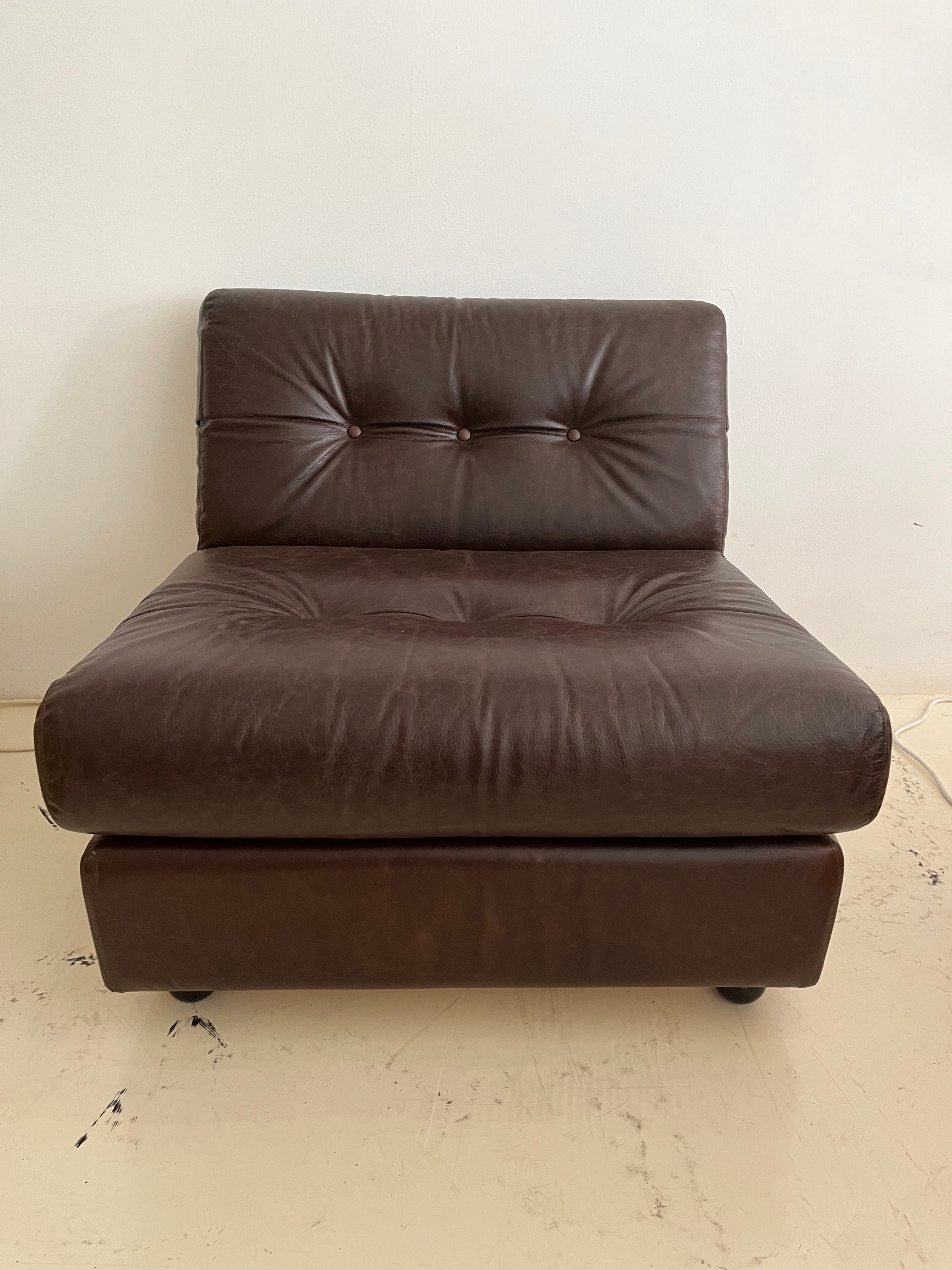 Brown_Armlesschair_in_Fiberglass_Shell