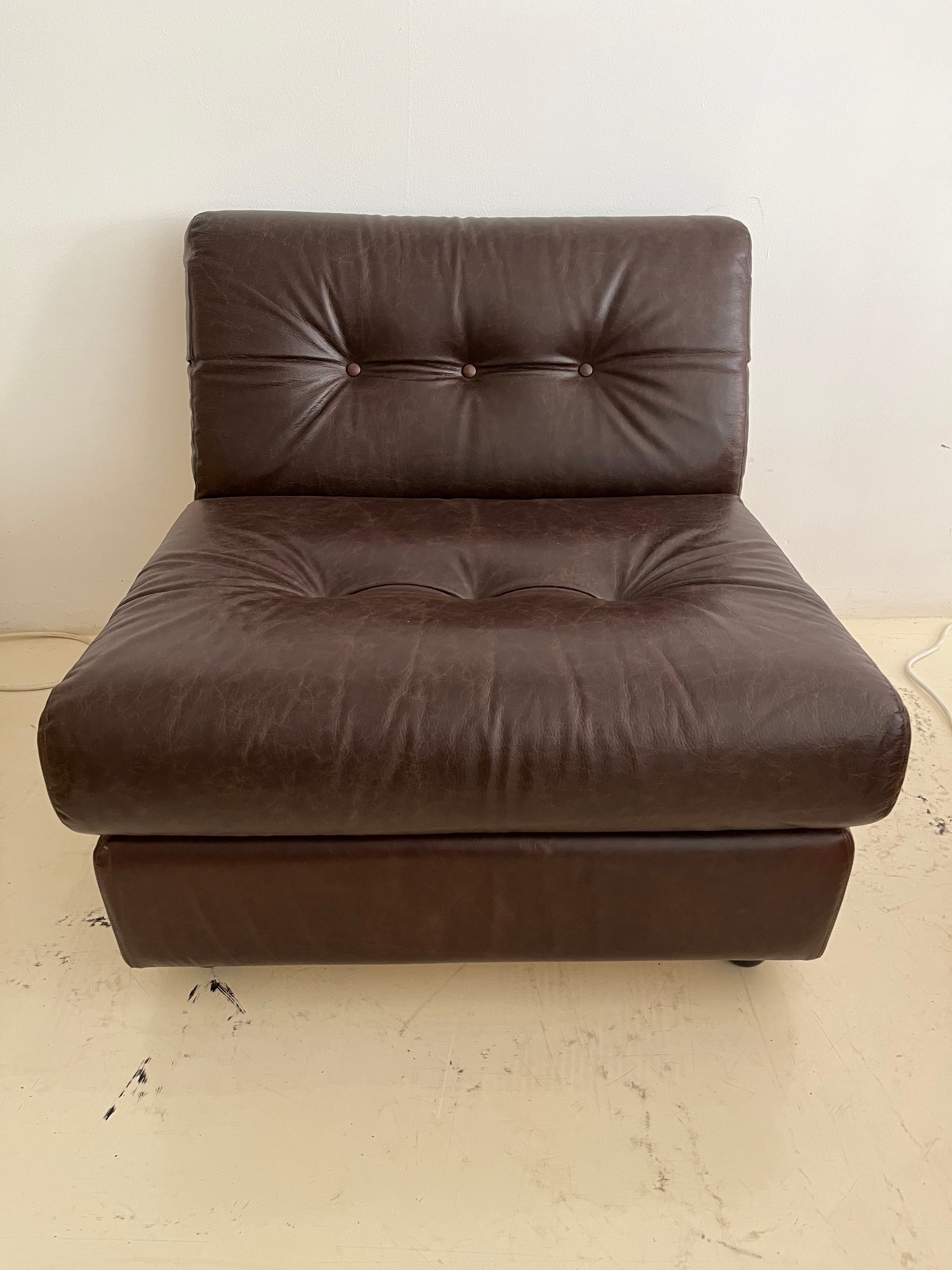 Brown_Armlesschair_in_Fiberglass_Shell