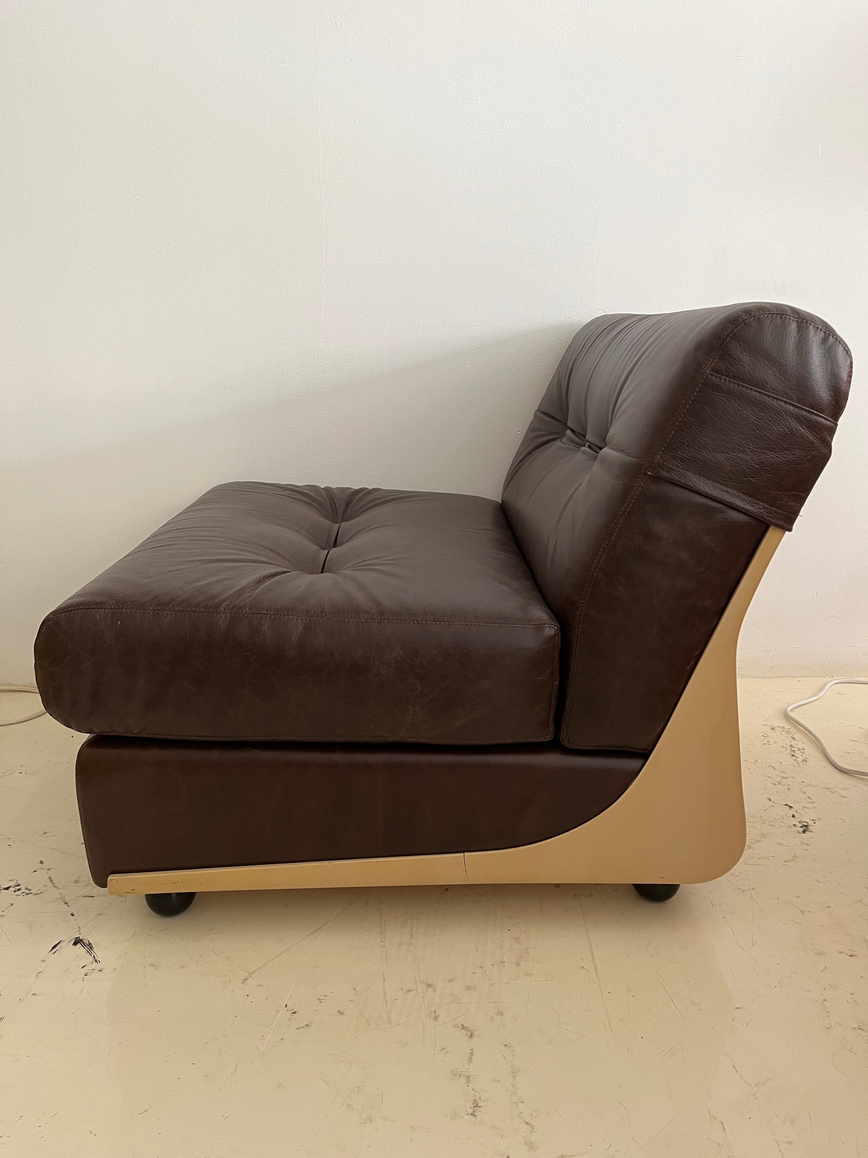 Brown_Armlesschair_in_Fiberglass_Shell
