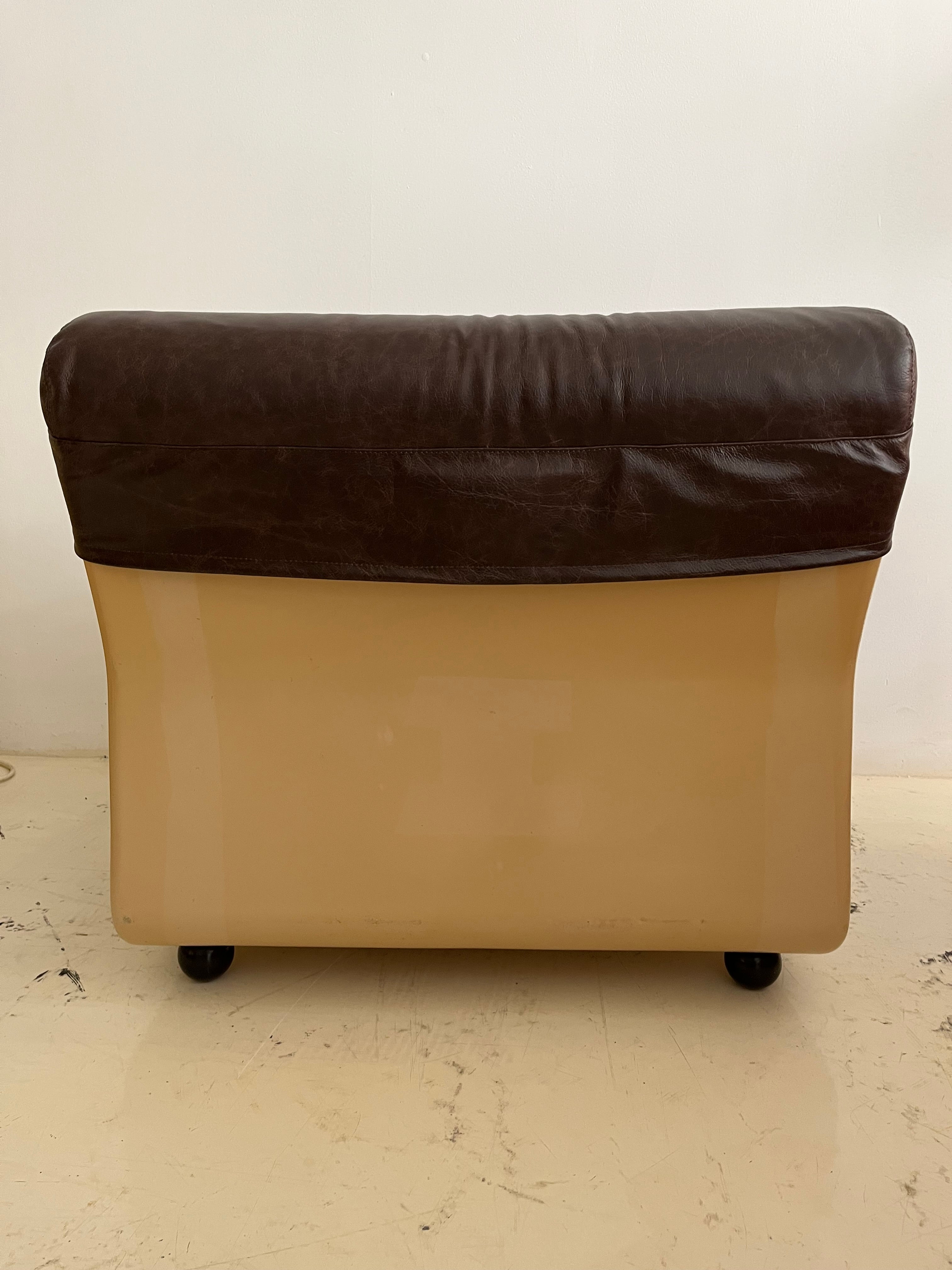 Brown_Armlesschair_in_Fiberglass_Shell