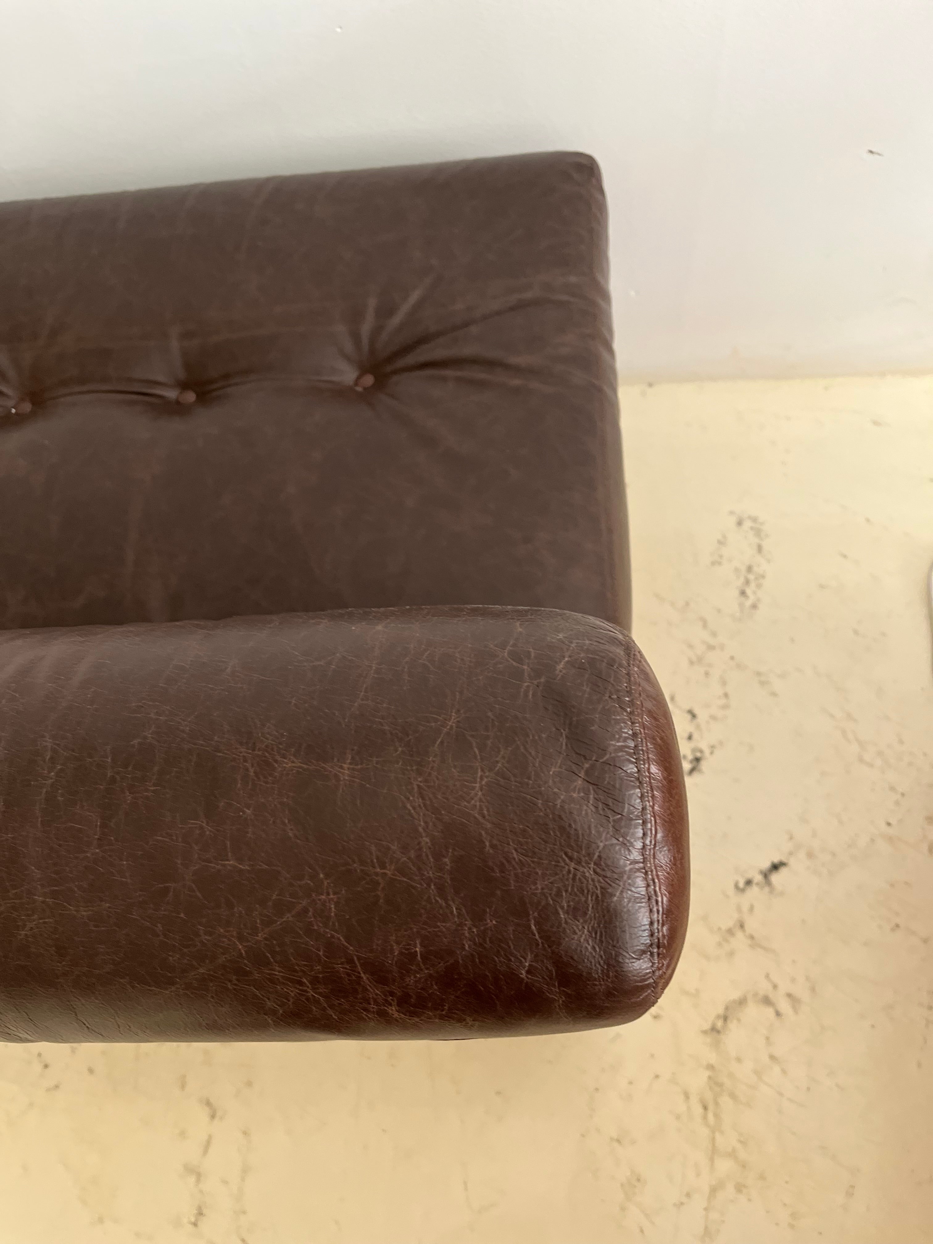 Brown_Armlesschair_in_Fiberglass_Shell