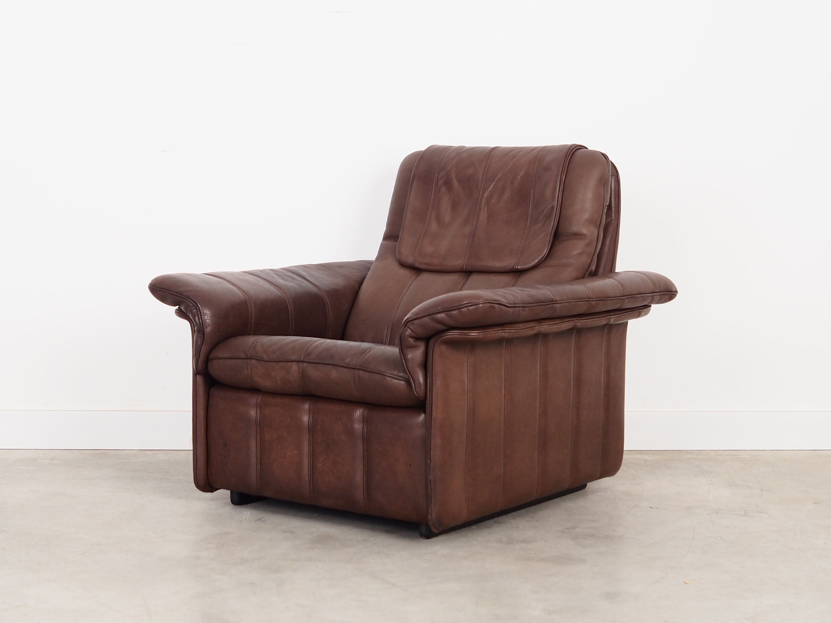Brown_leather_armchair_Swiss_design_1970s_manufacture_De_Sede