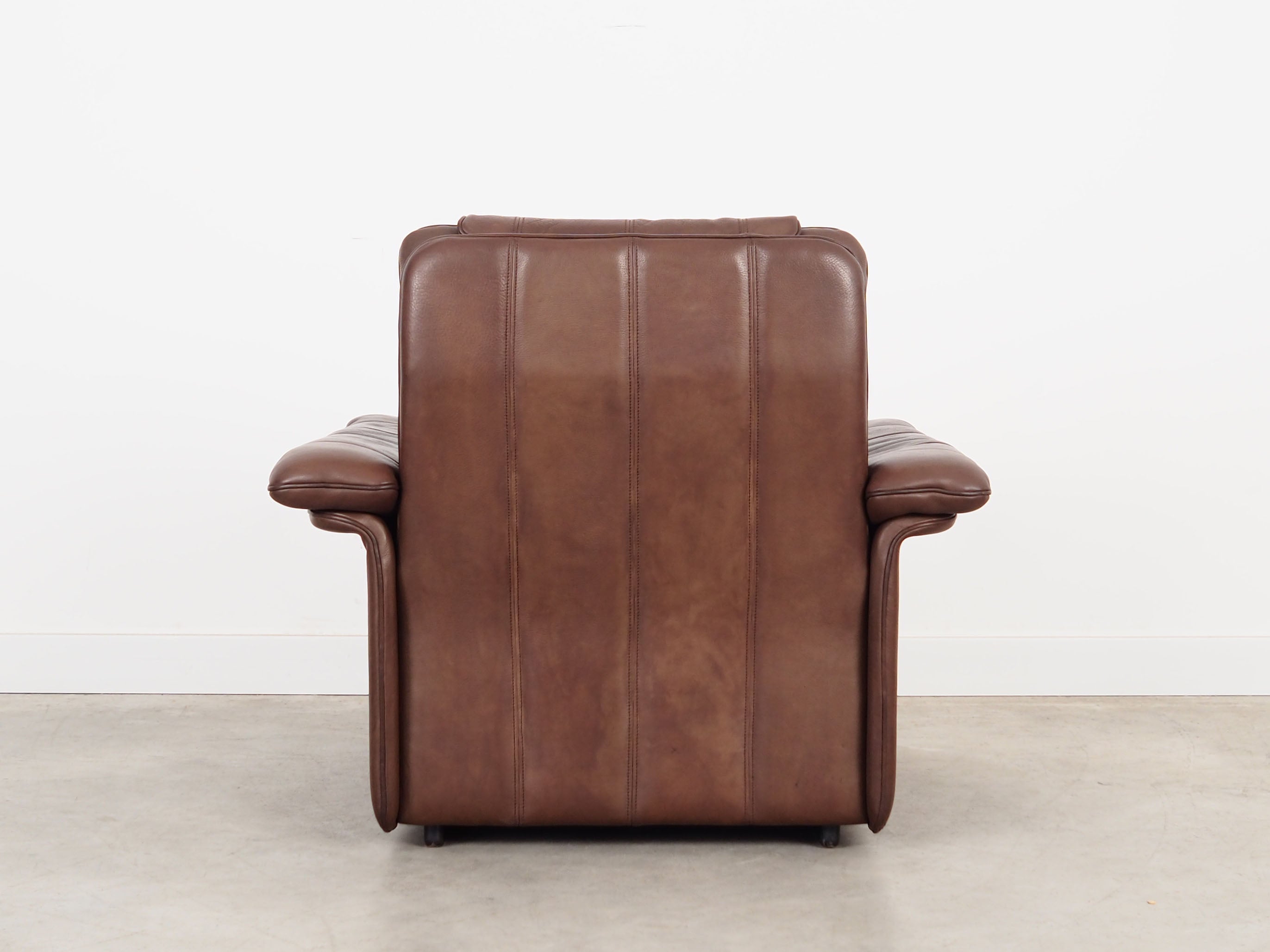 Brown_leather_armchair_Swiss_design_1970s_manufacture_De_Sede