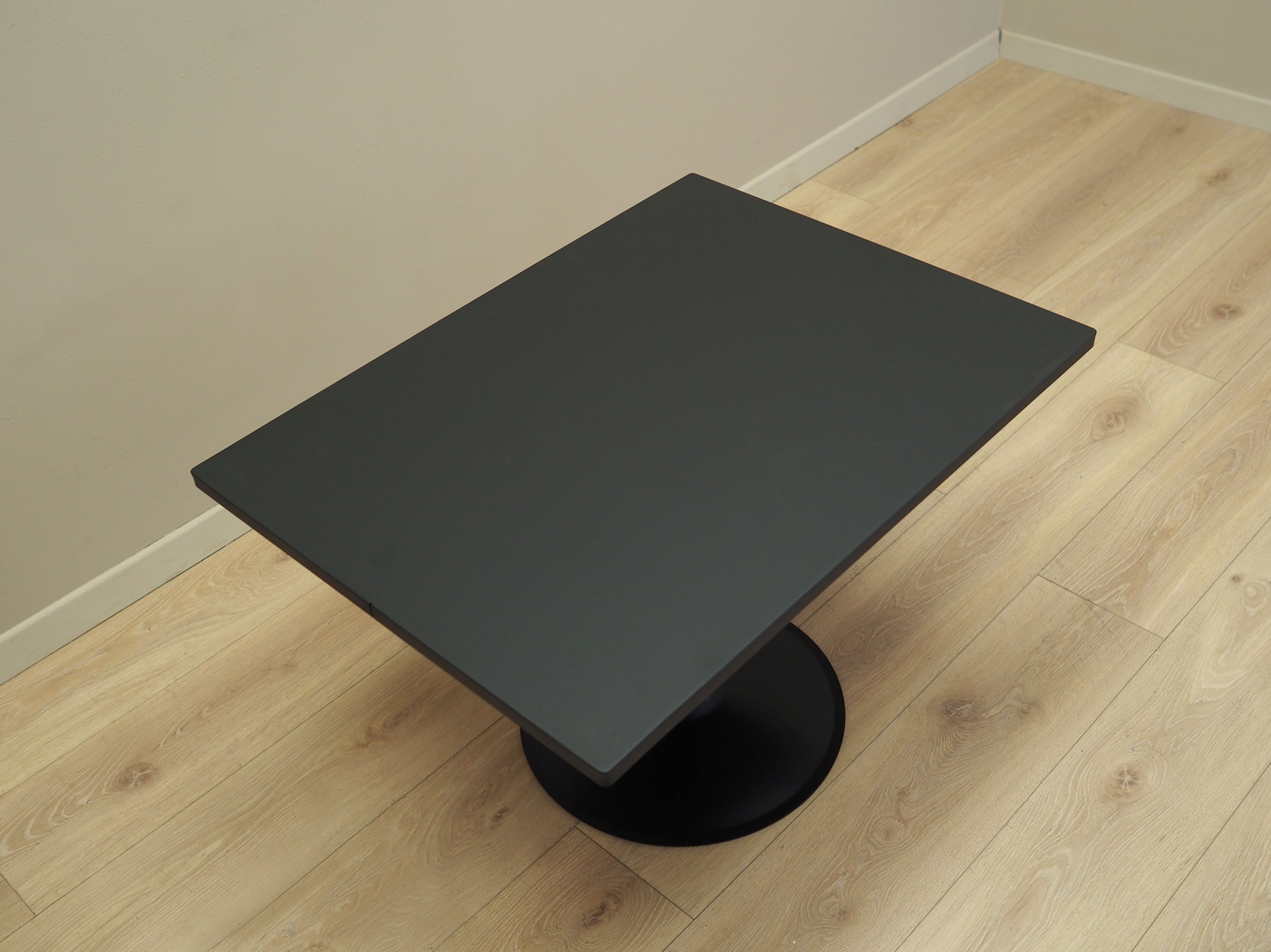 Coffee_table_in_Danish_design_1970s_production_Denmark