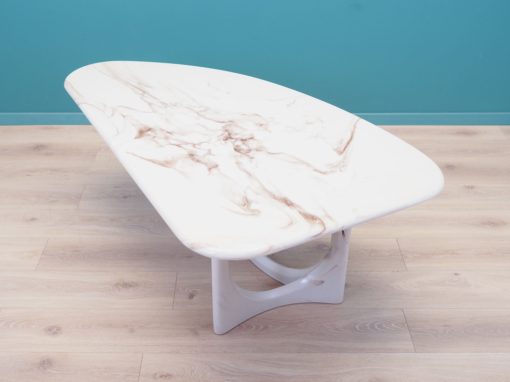 Coffee_table_in_Danish_design_from_1970s