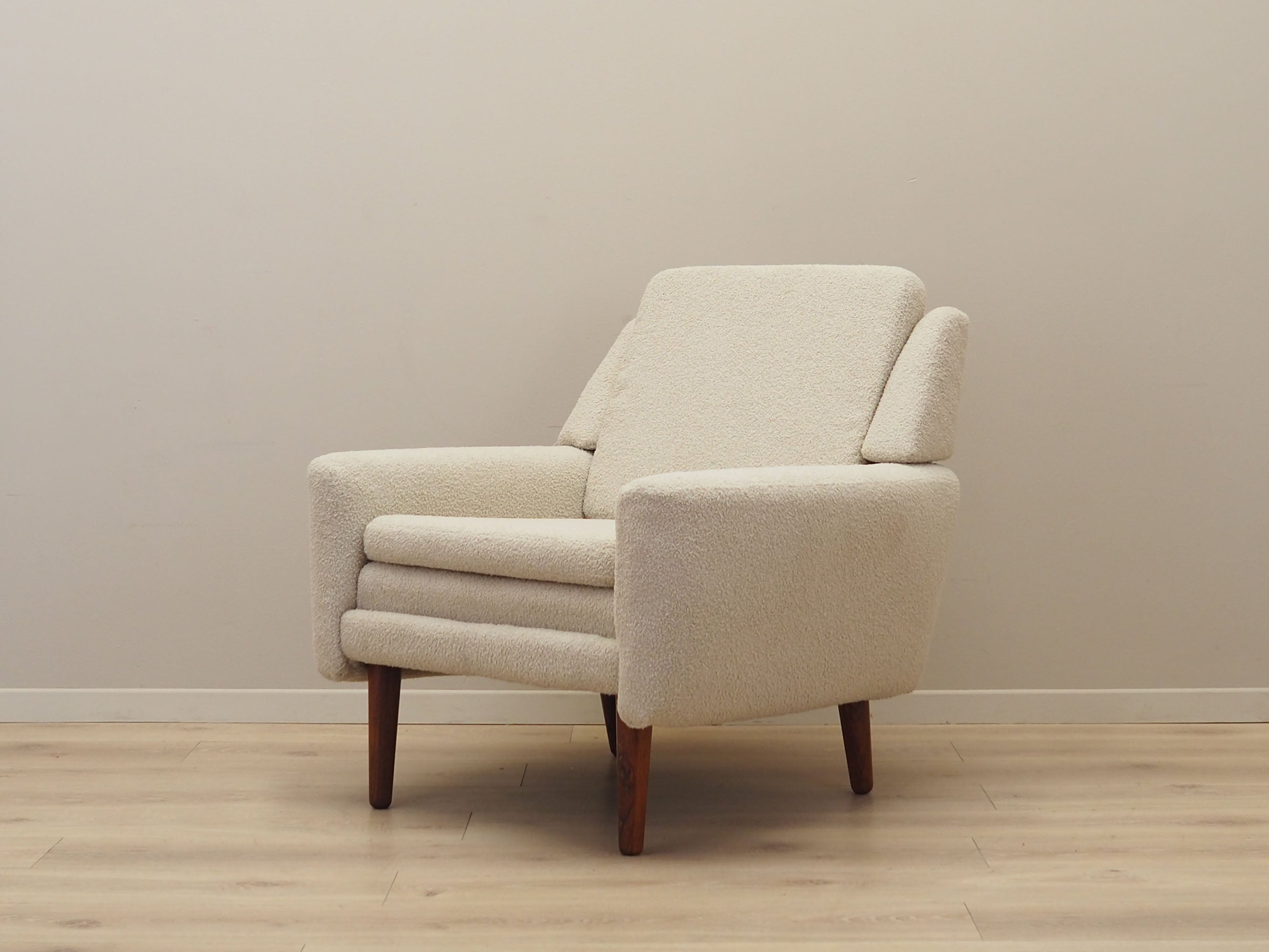 Cream_armchair_in_Danish_design_1970s_production_Denmark