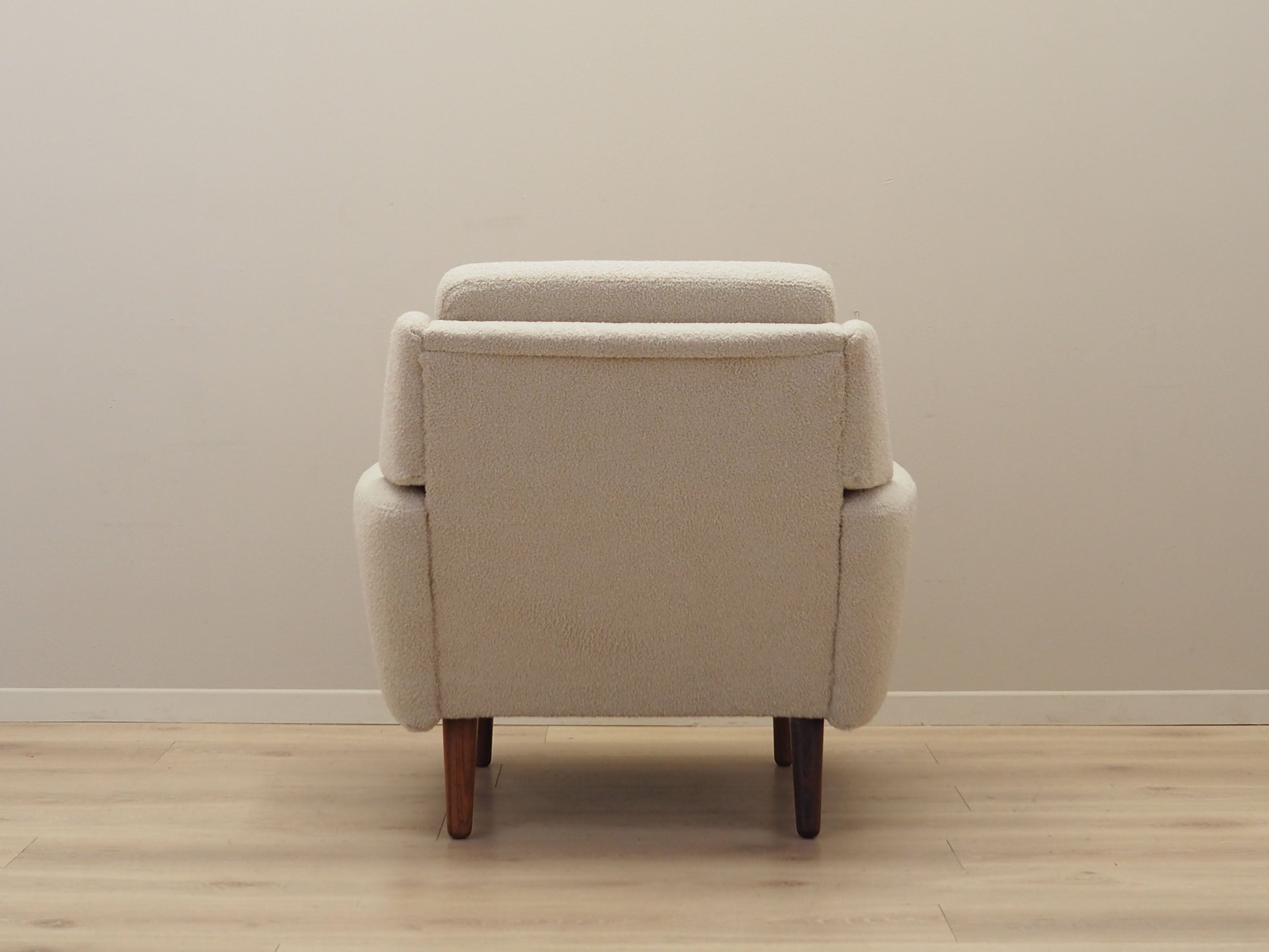 Cream_armchair_in_Danish_design_1970s_production_Denmark