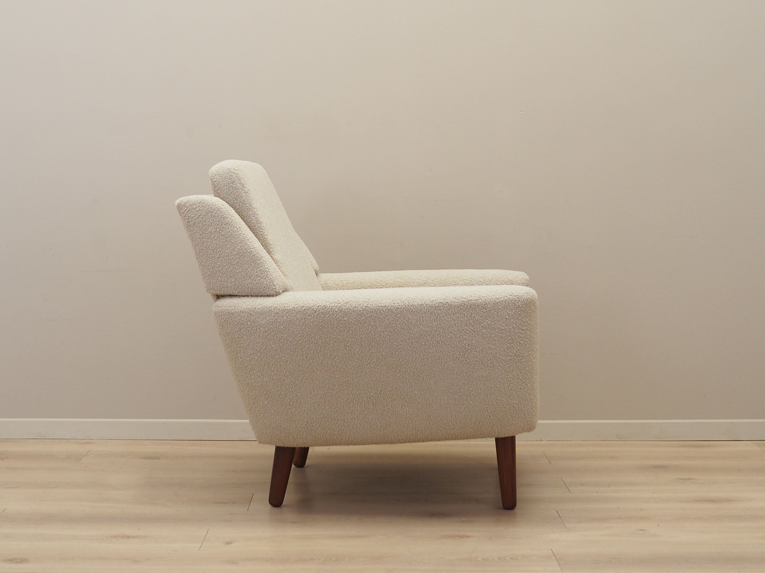 Cream_armchair_in_Danish_design_1970s_production_Denmark