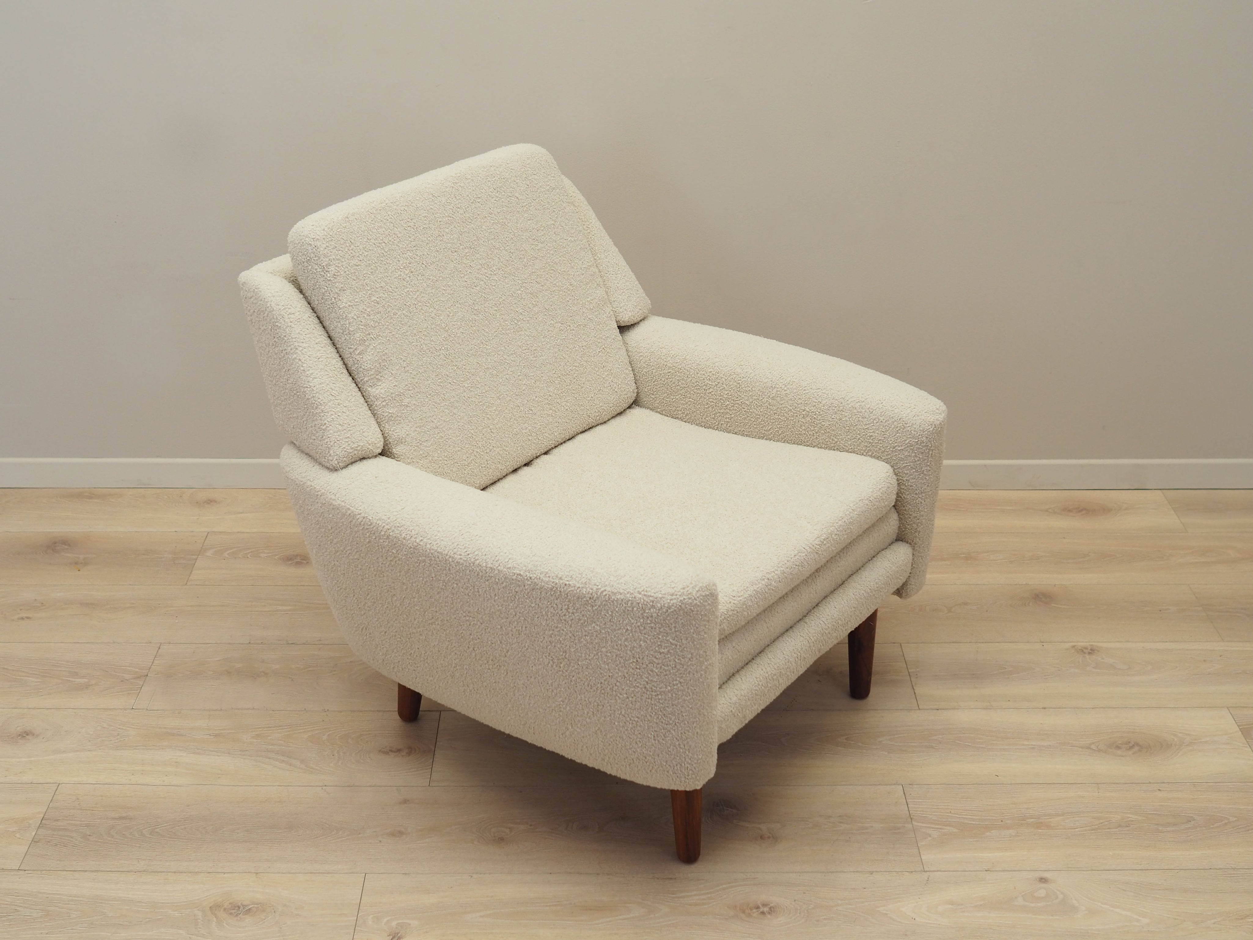 Cream_armchair_in_Danish_design_1970s_production_Denmark