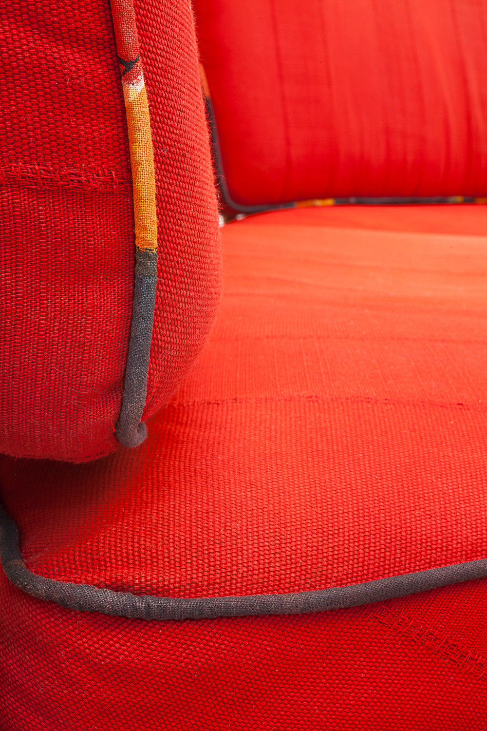 Curved_oak_bench_by_Guillerme_et_Chambron