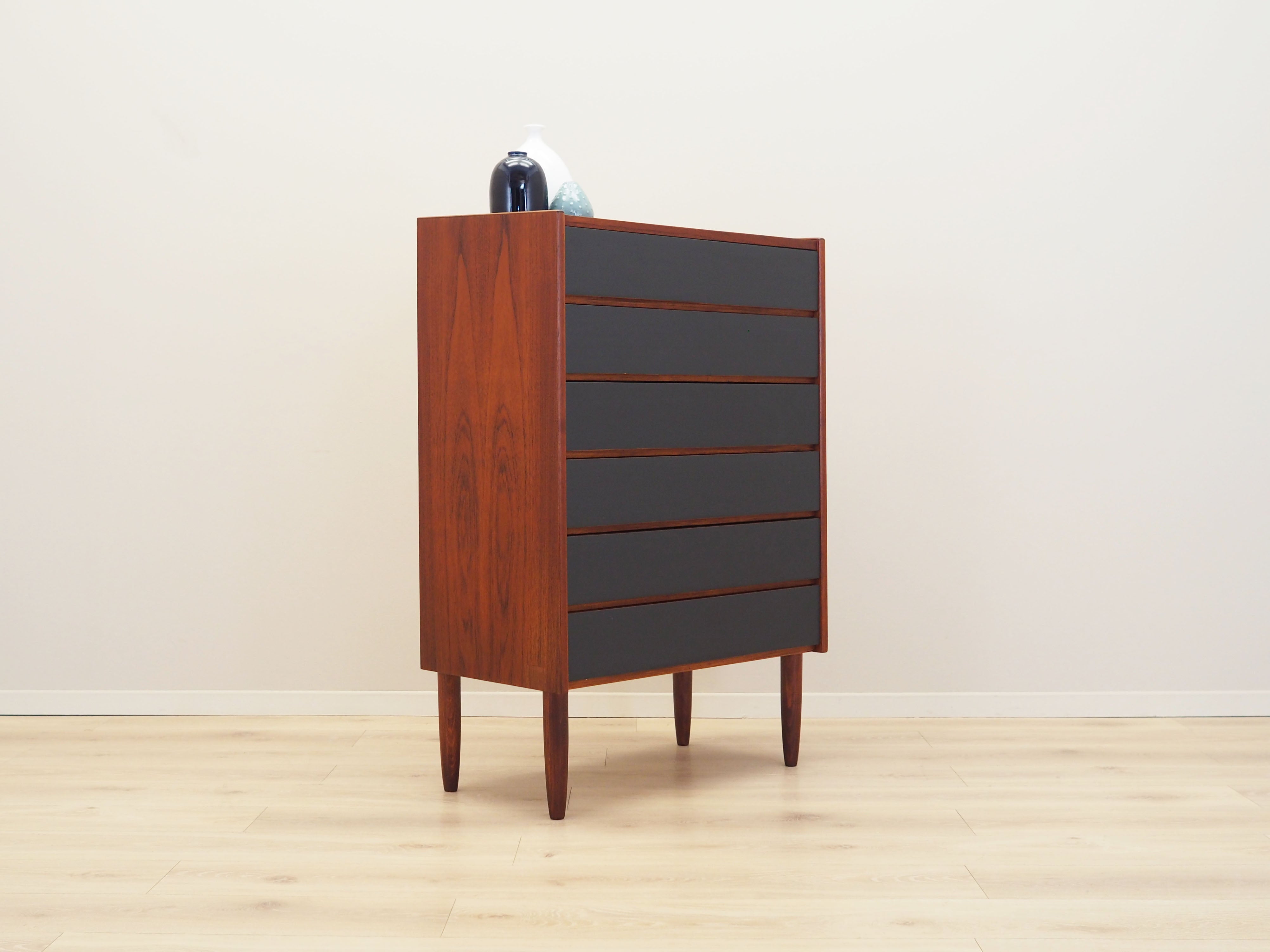 Danish_Teak_chest_of_drawers_1970s_production_Denmark
