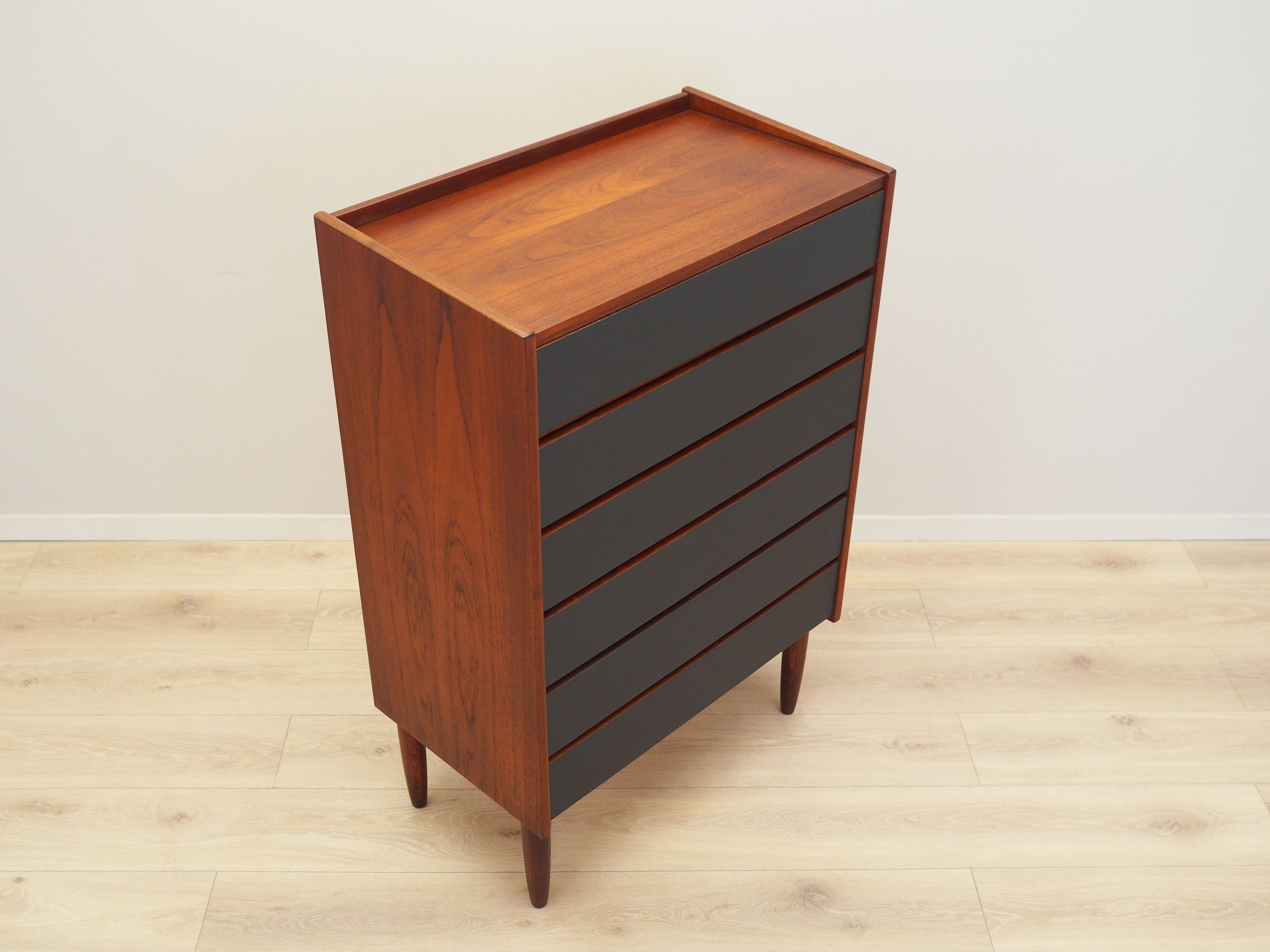 Danish_Teak_chest_of_drawers_1970s_production_Denmark