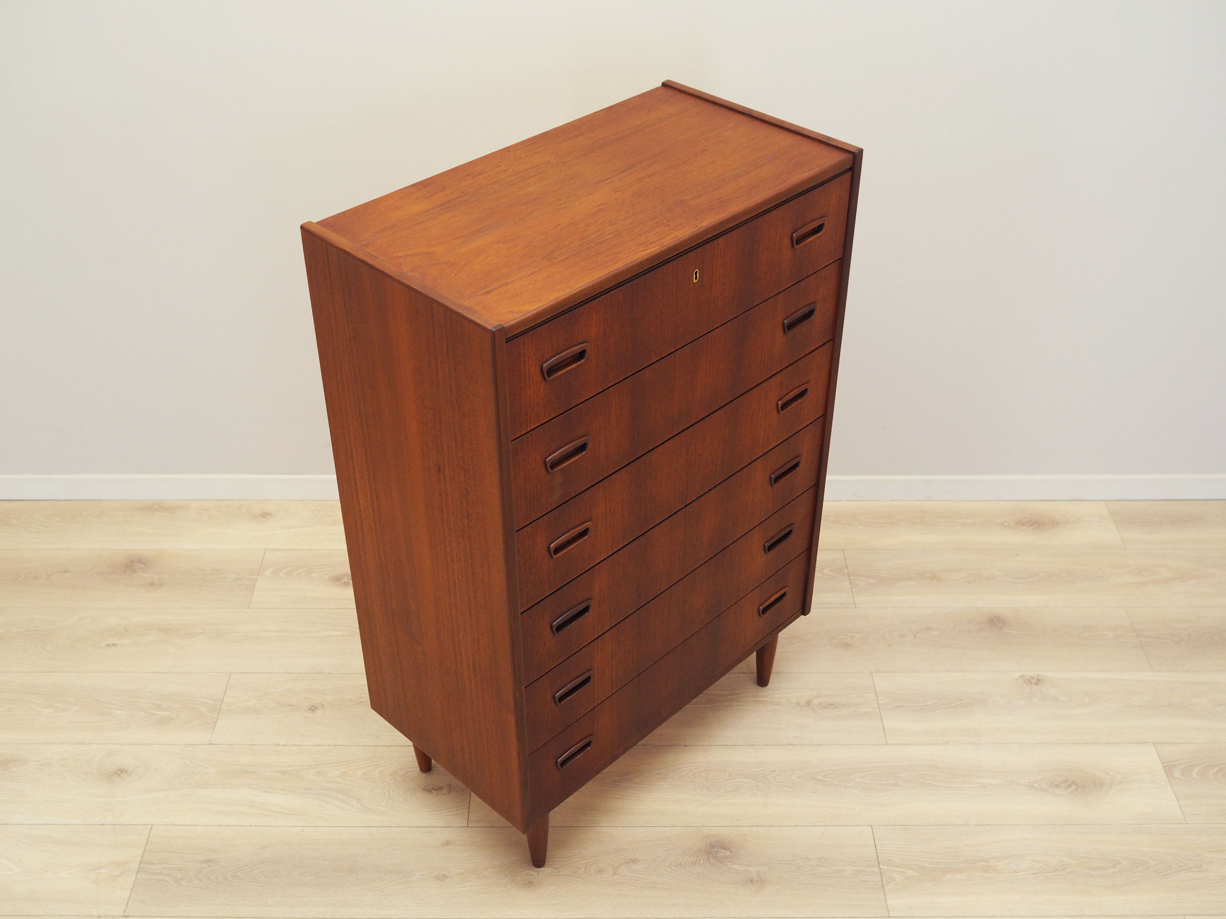 Danish_Teak_chest_of_drawers_from_1970s
