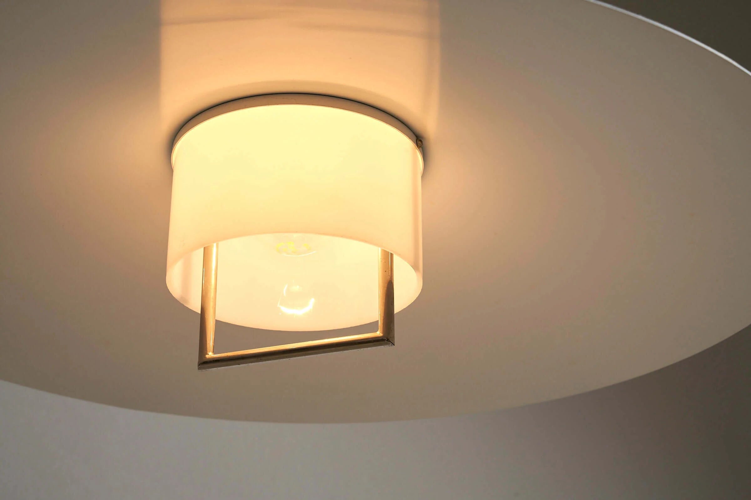 Elegant_Counterweight_Pendant_Metalarte