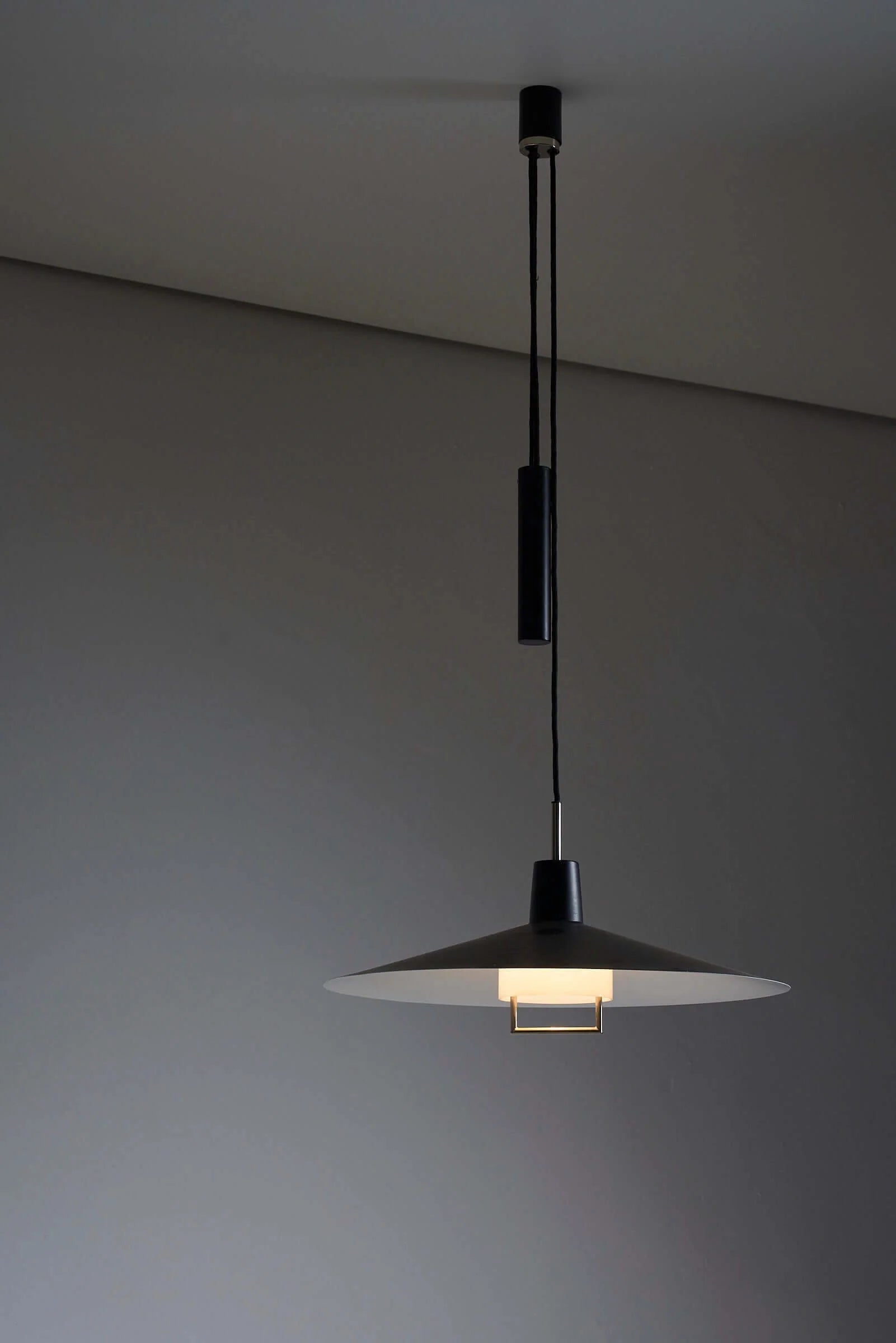 Elegant_Counterweight_Pendant_Metalarte