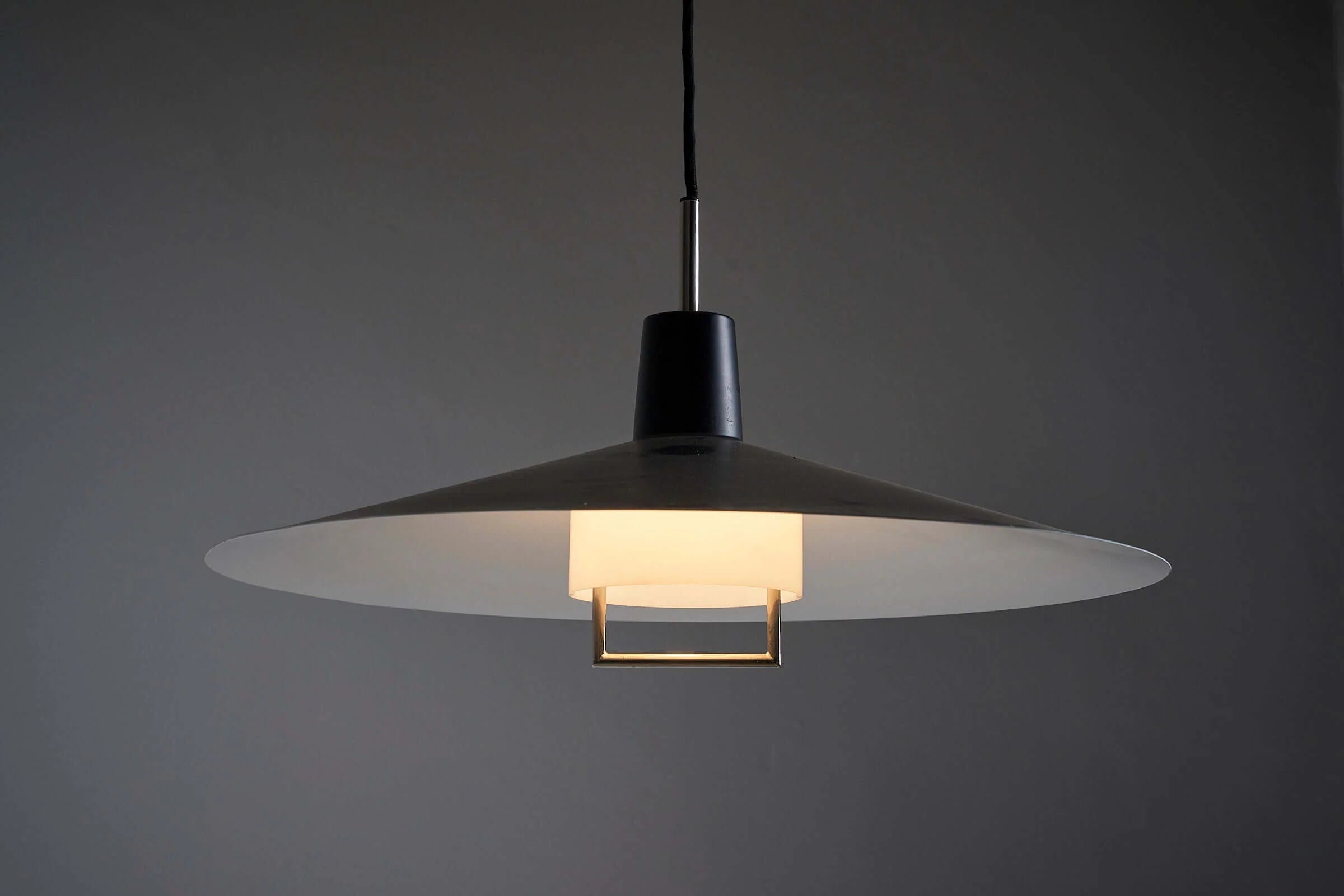 Elegant_Counterweight_Pendant_Metalarte