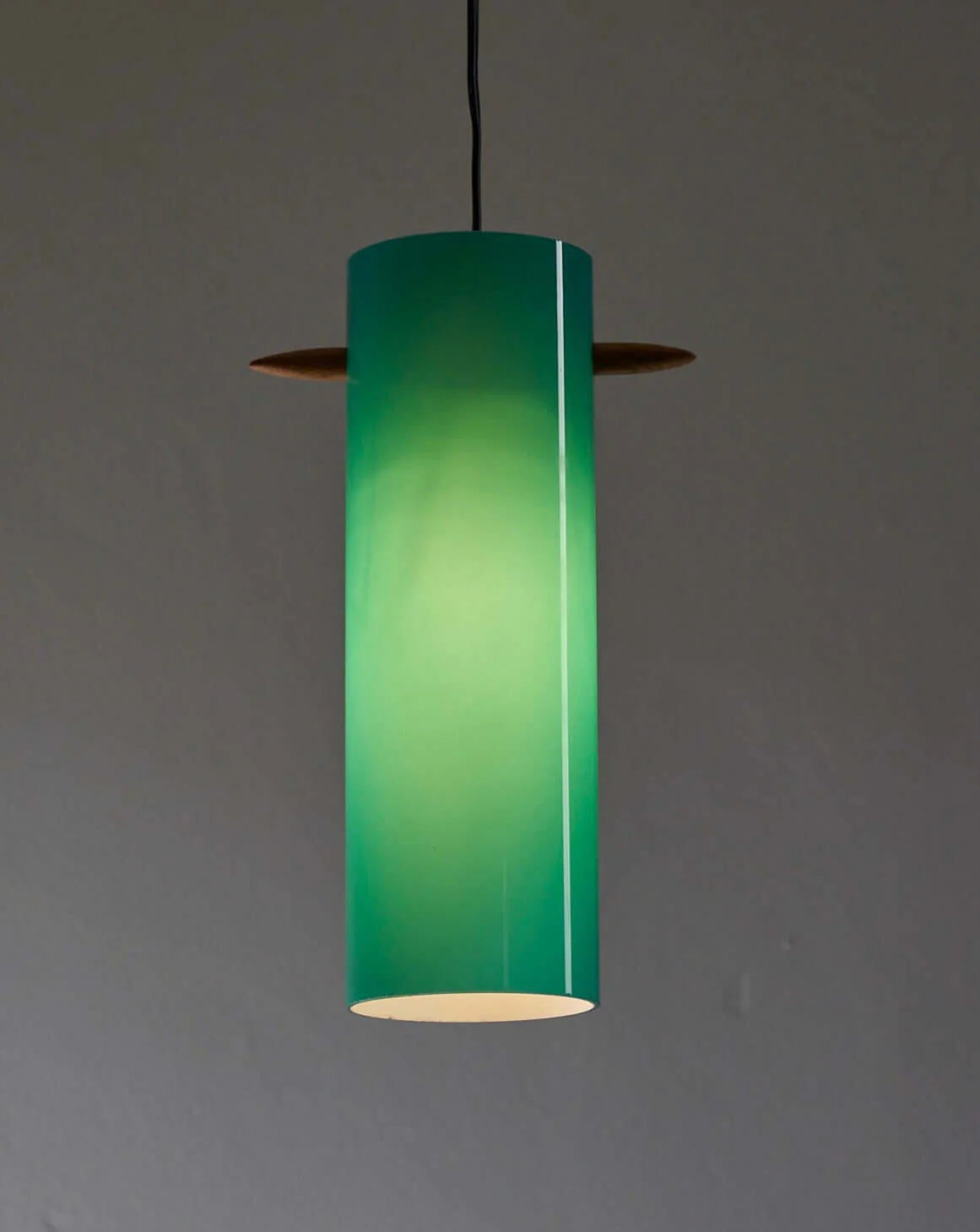 Green_Glass_Cylinder_With_Wooden_Stem_Luxus