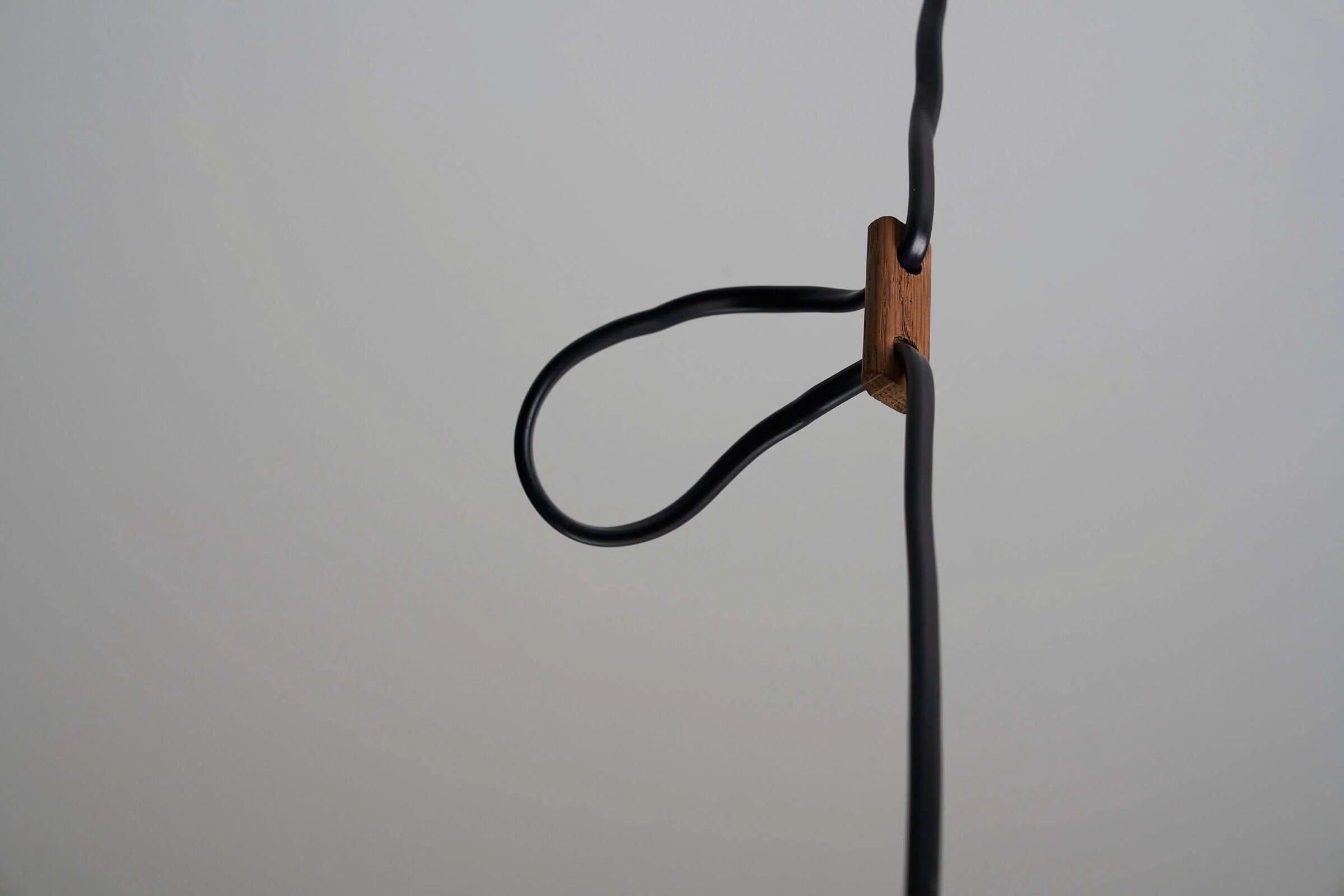 Green_Glass_Cylinder_With_Wooden_Stem_Luxus