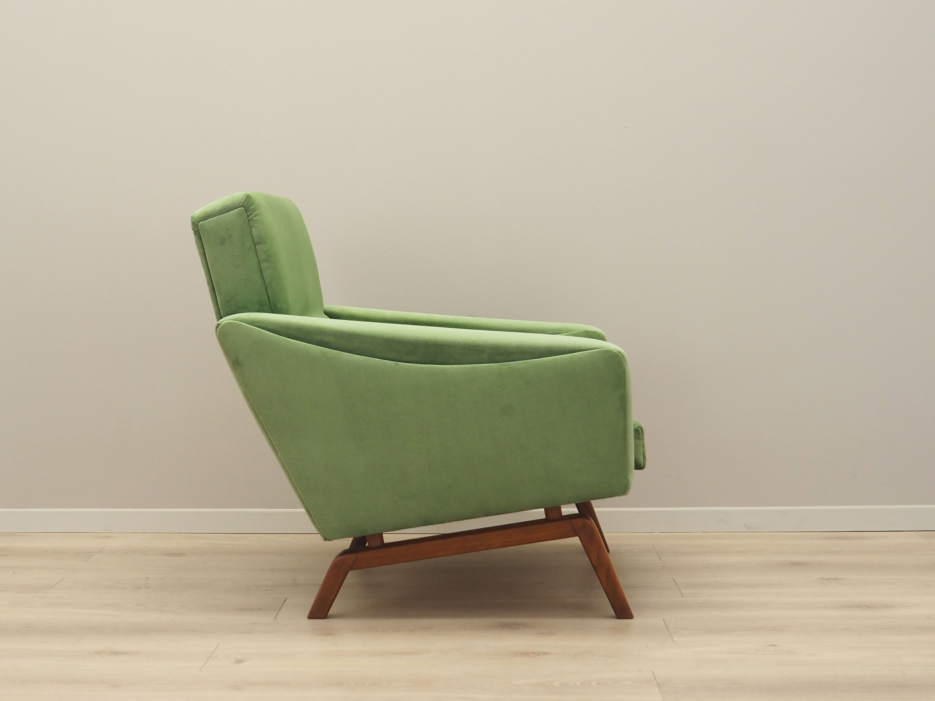 Green_armchair_in_Danish_design_1970s_production_Denmark