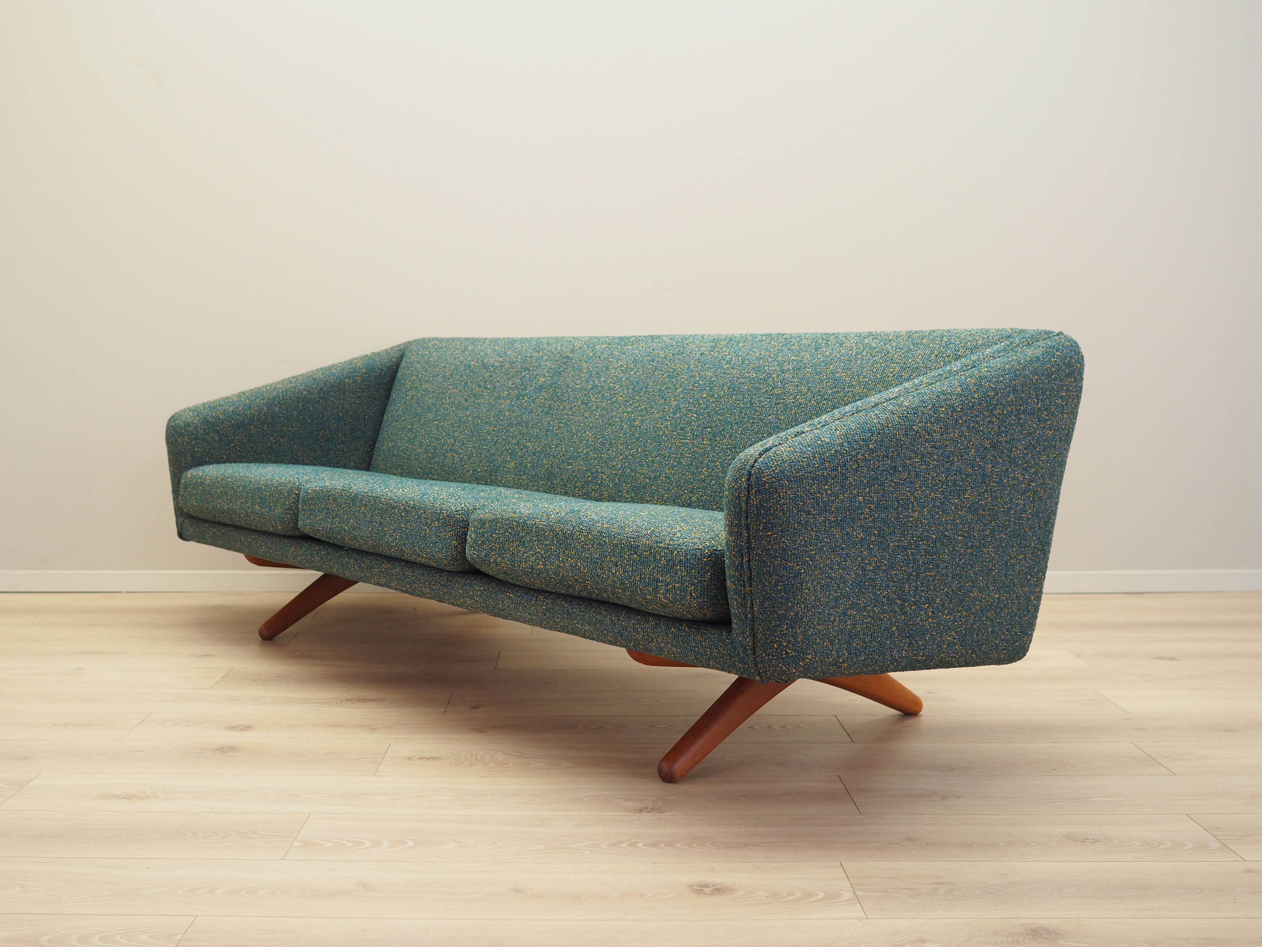 Green_melange_sofa_Danish_design_1960s_manufacturer_A._Mikael_Laursen_designer_Illum_Wikkels