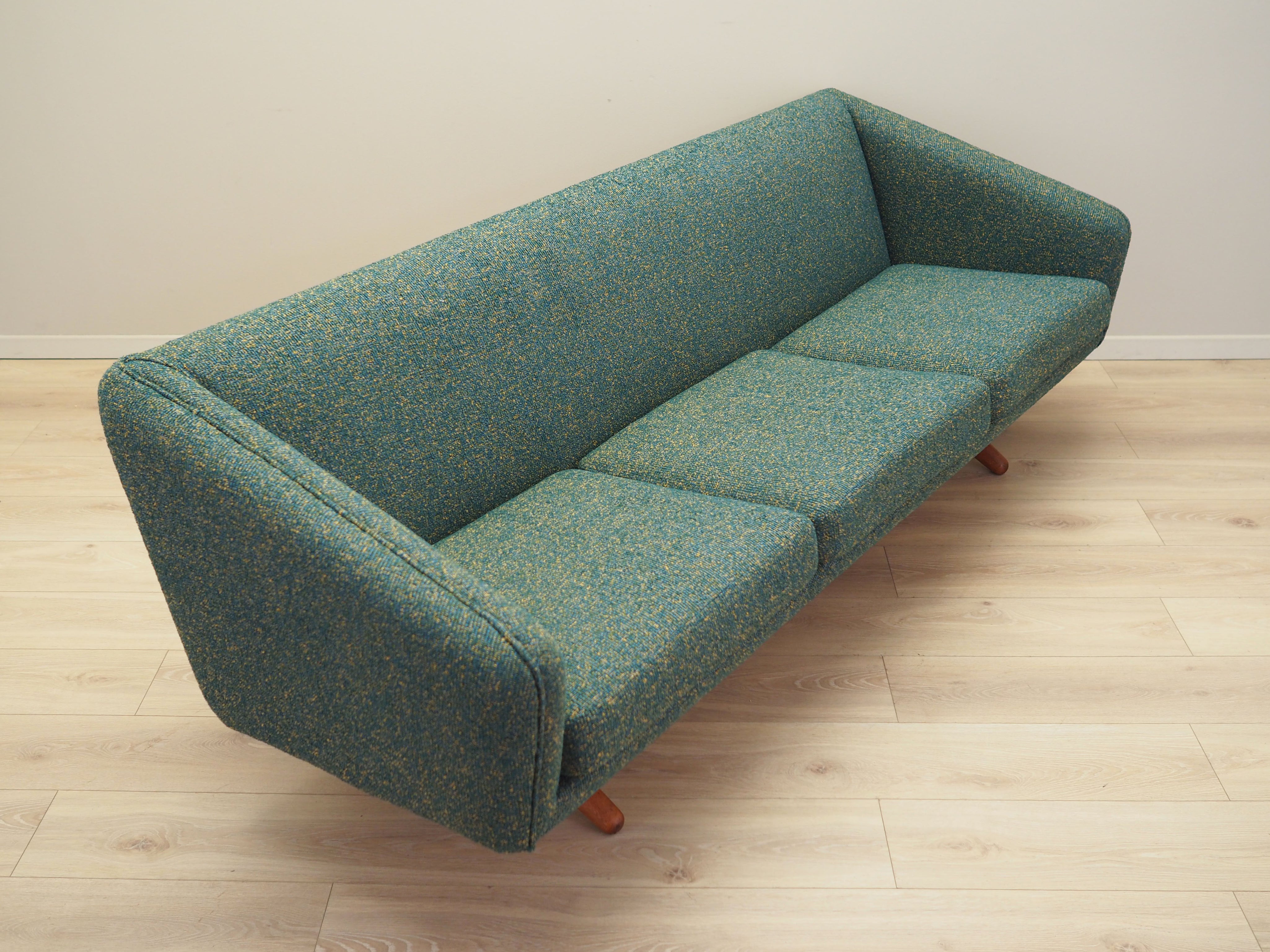 Green_melange_sofa_Danish_design_1960s_manufacturer_A._Mikael_Laursen_designer_Illum_Wikkels