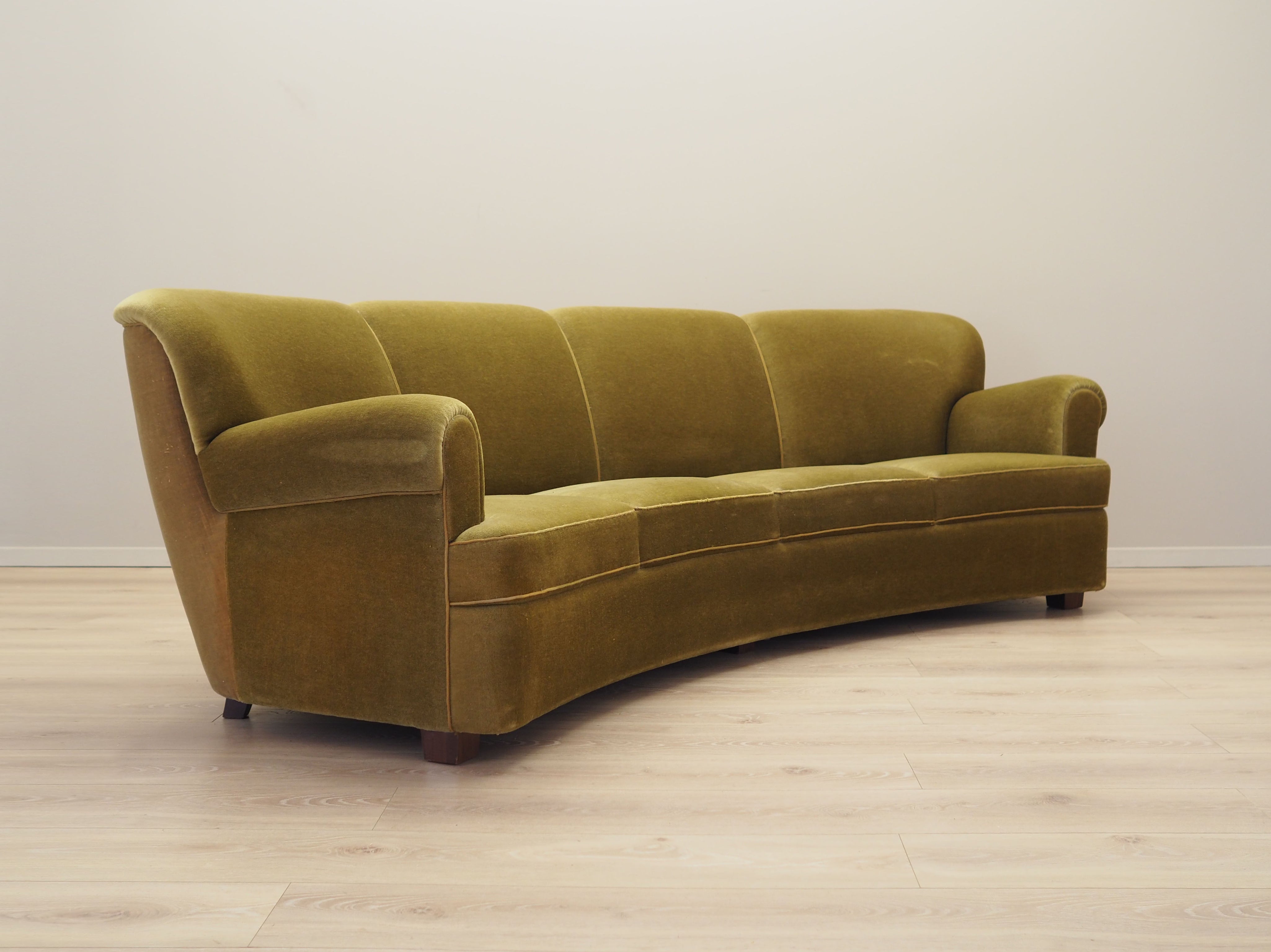 Green_velour_sofa_Danish_design_1960s_production_Denmark