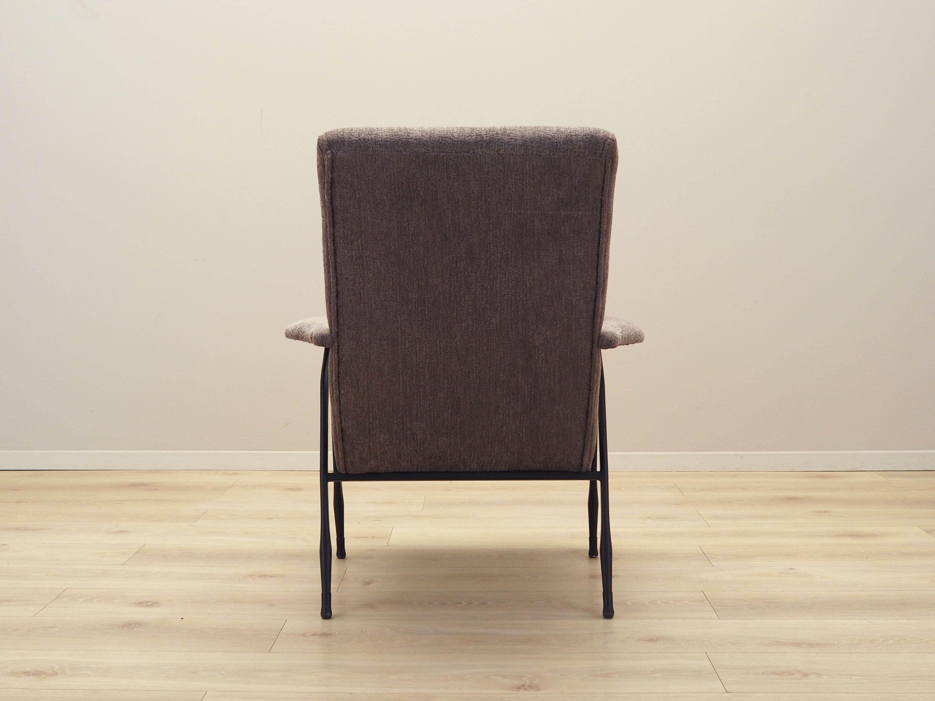 Grey_armchair_in_Italian_design_from_1970s