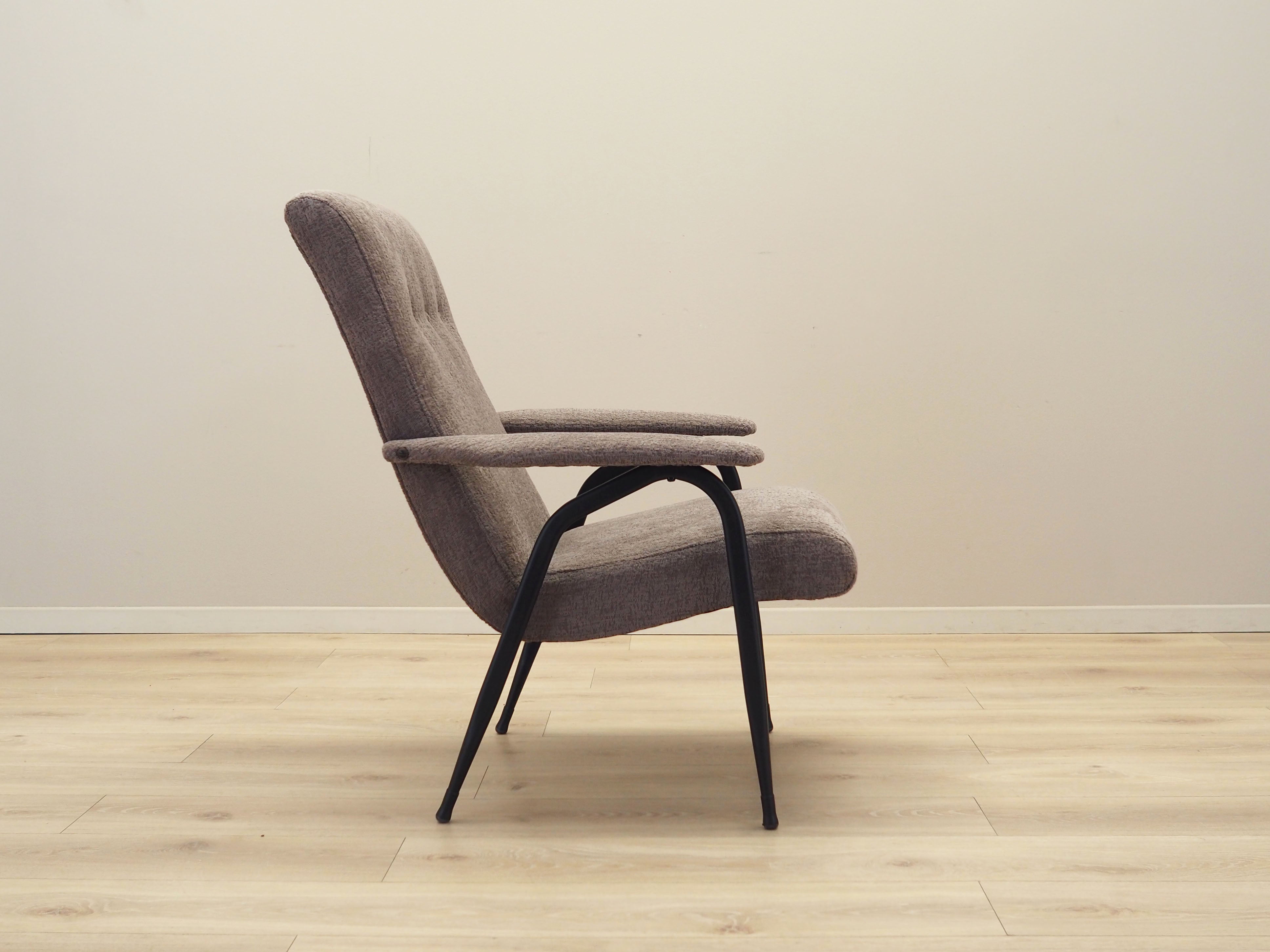 Grey_armchair_in_Italian_design_from_1970s