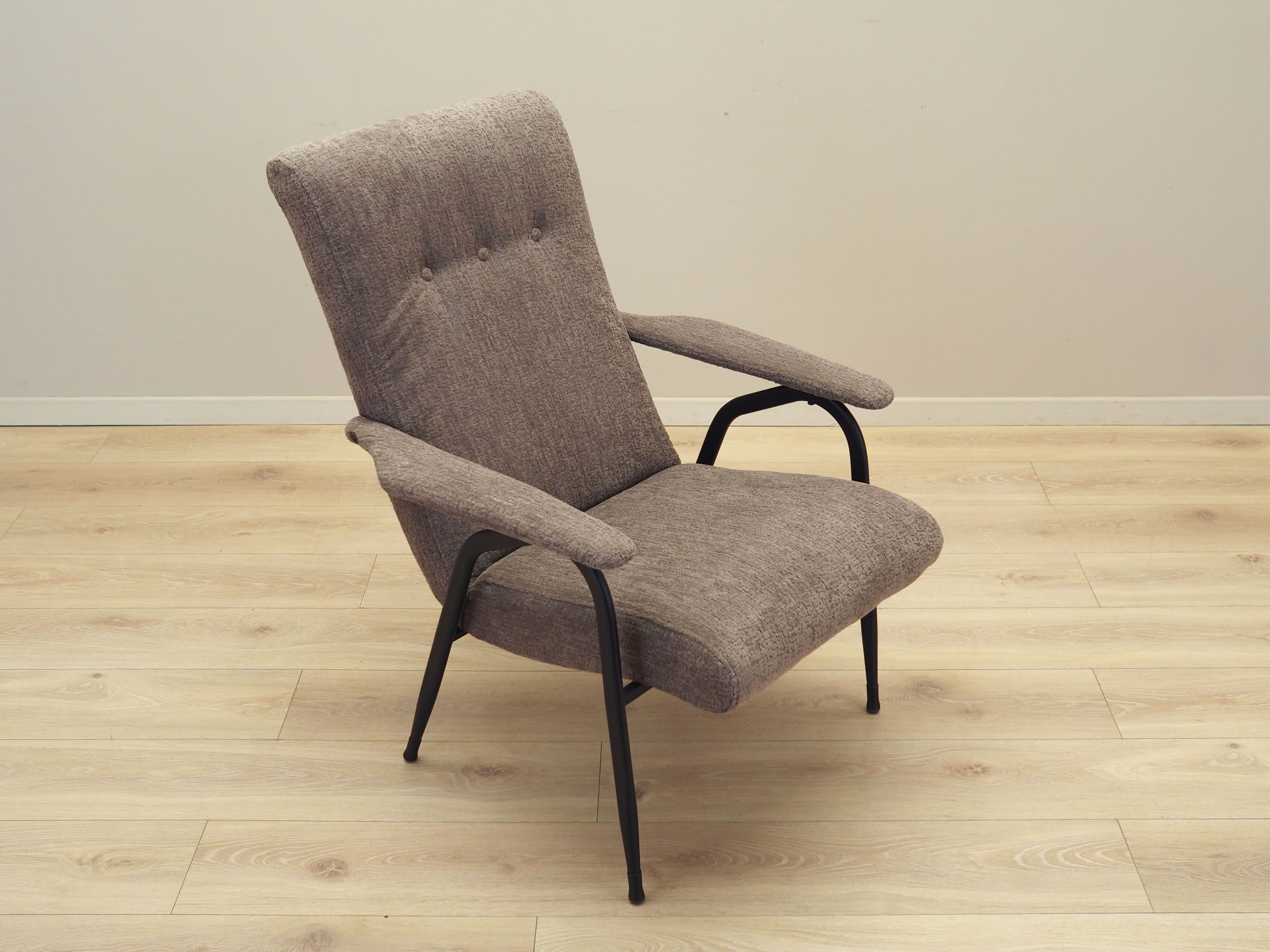 Grey_armchair_in_Italian_design_from_1970s