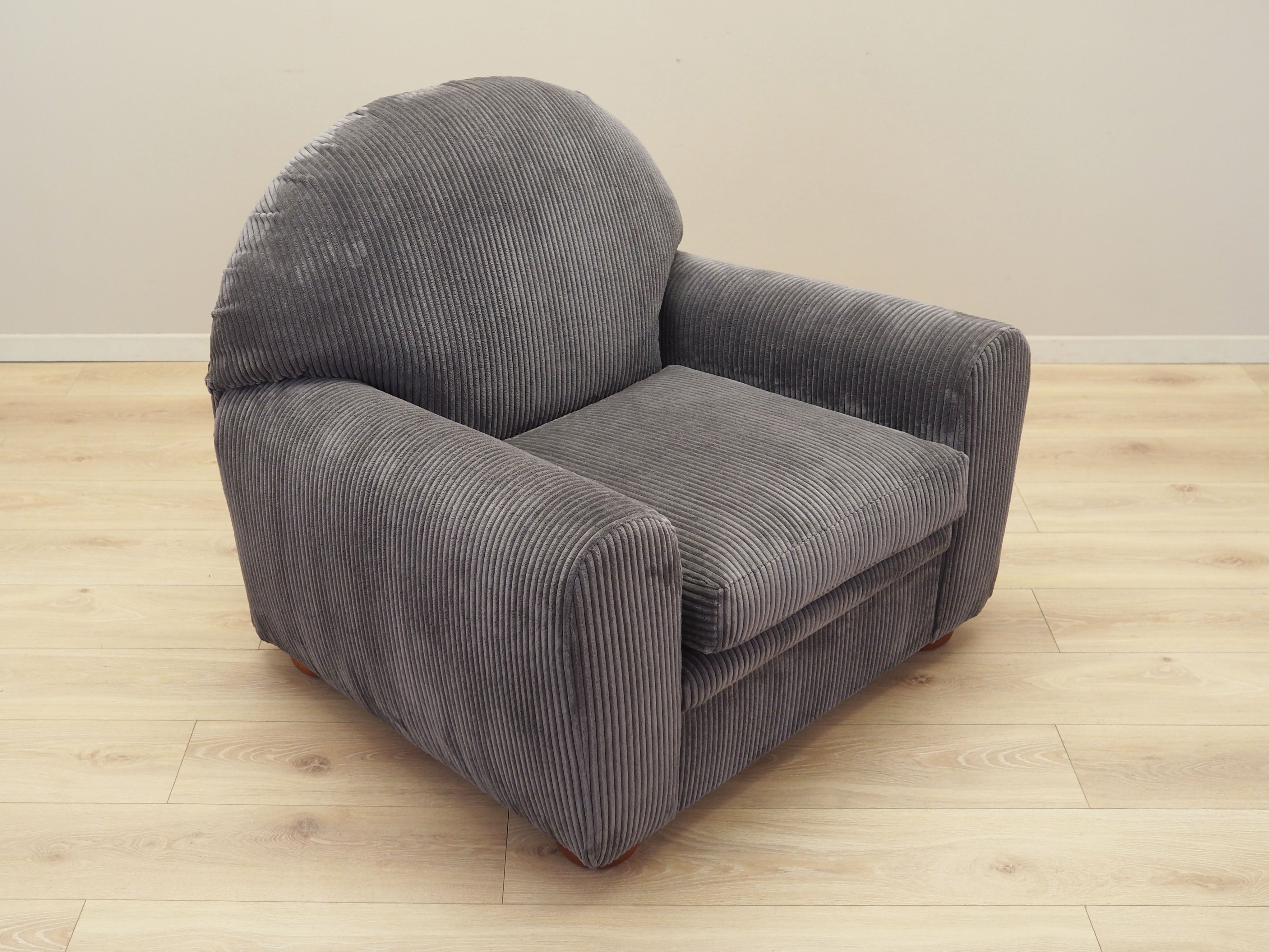 Grey_velour_armchair_Italian_design_1980s