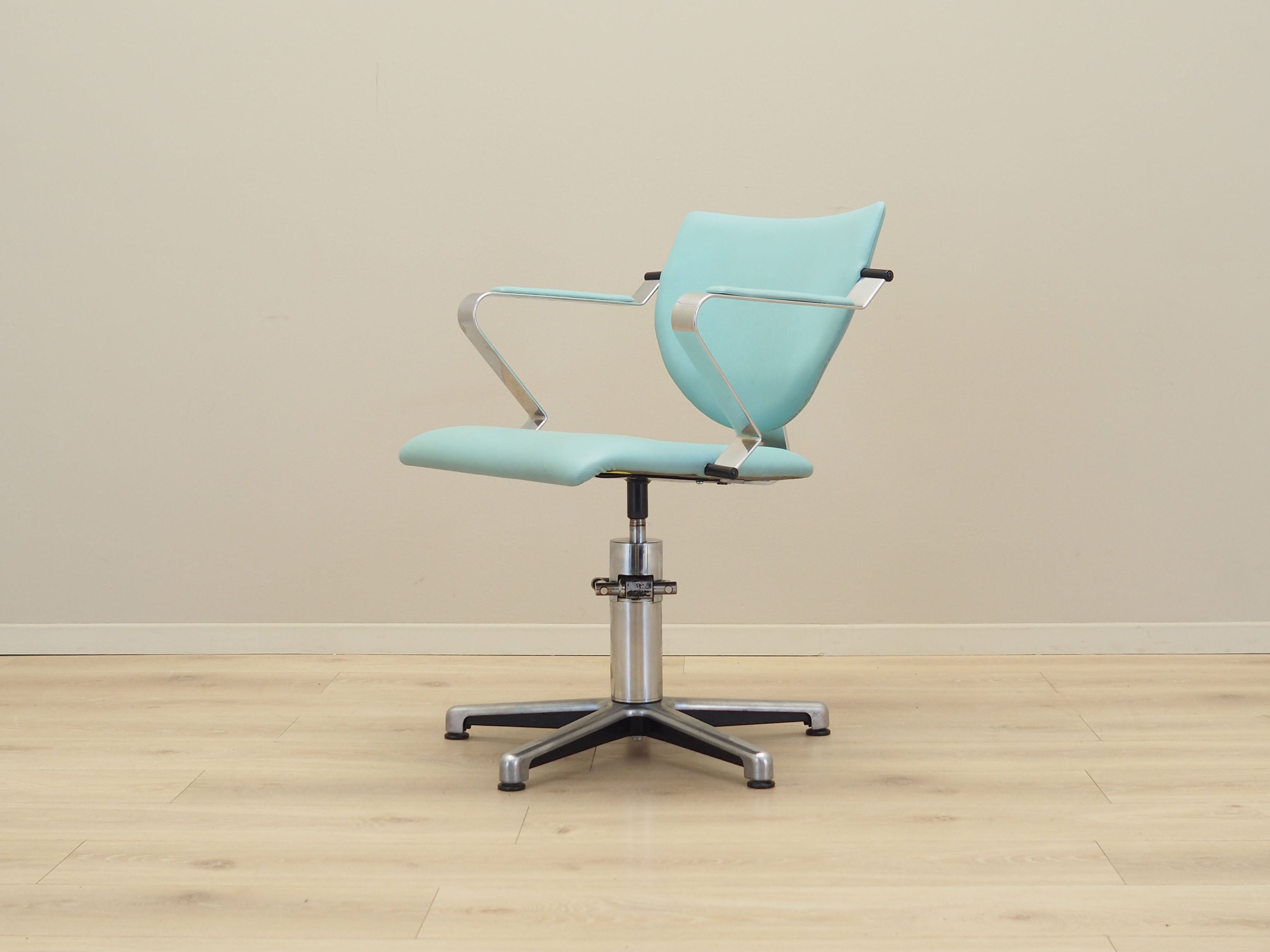 Hairdressing_chair_Danish_design_1980s_production_Denmark
