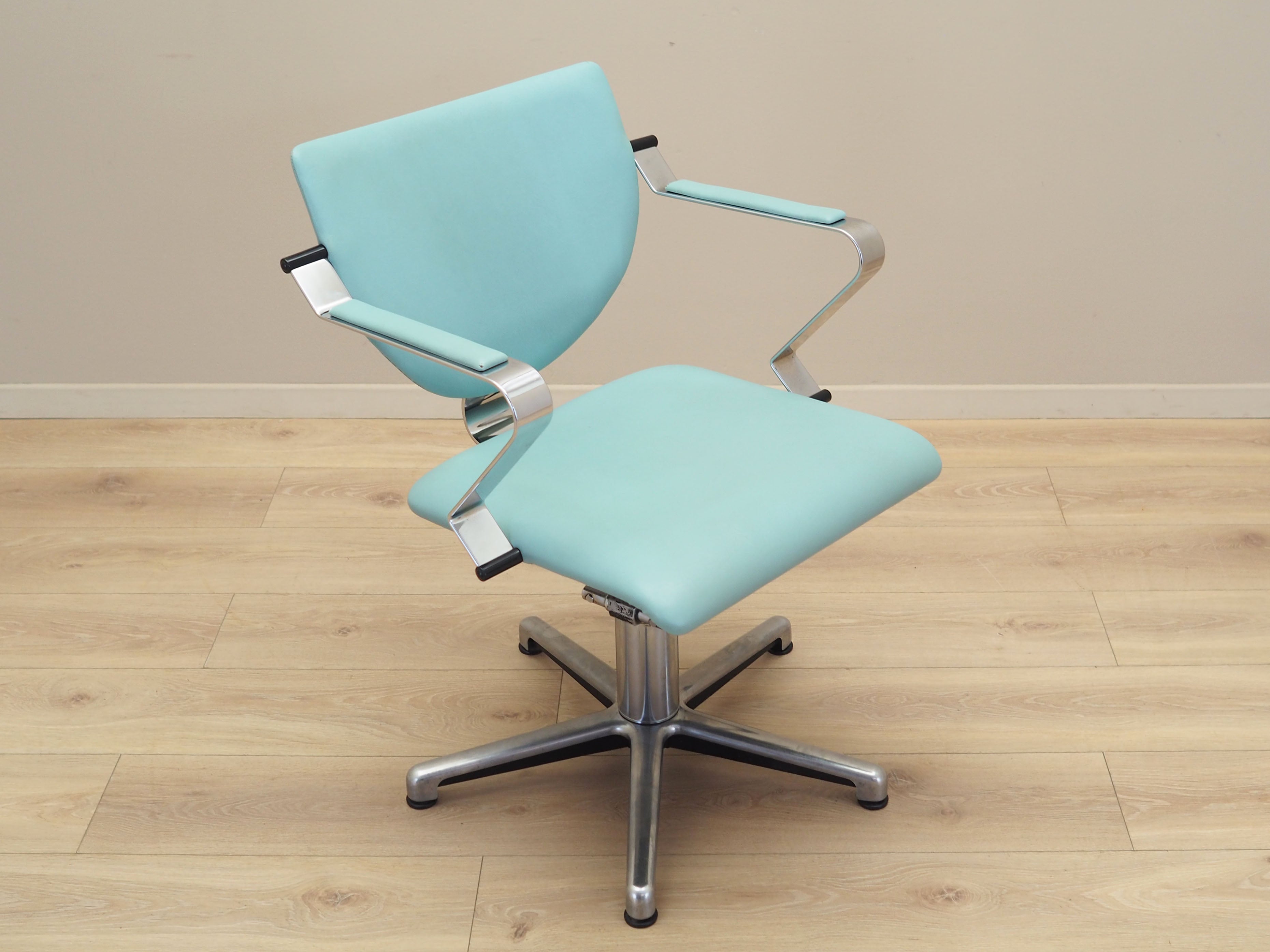 Hairdressing_chair_Danish_design_1980s_production_Denmark