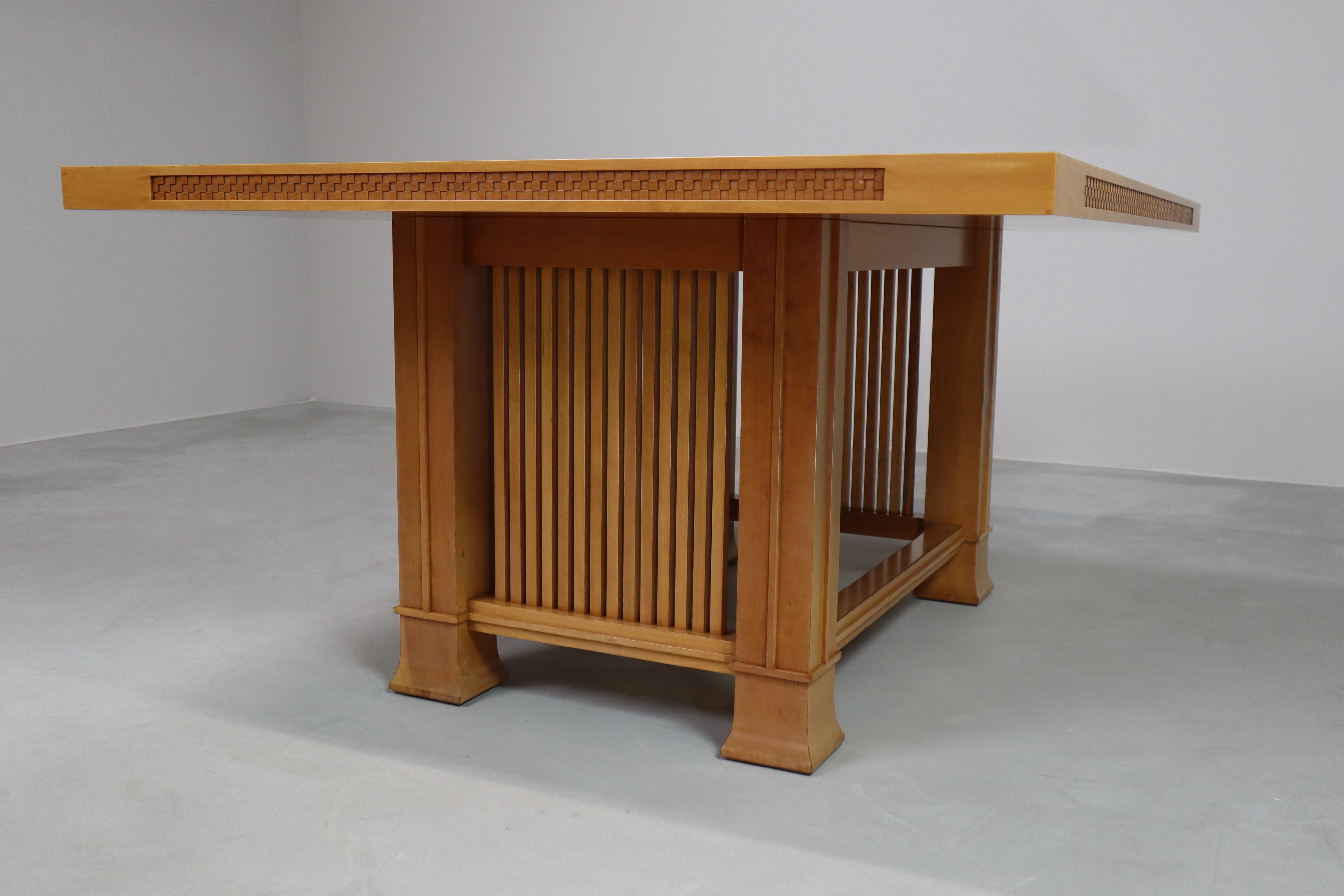Husser_615_dining_table_by_Frank_Lloyd_Wright_produced_by_Cassina