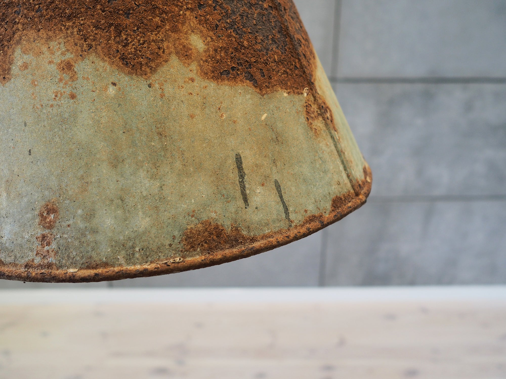 Industrial_Style_Metal_Lamp_from_1950s