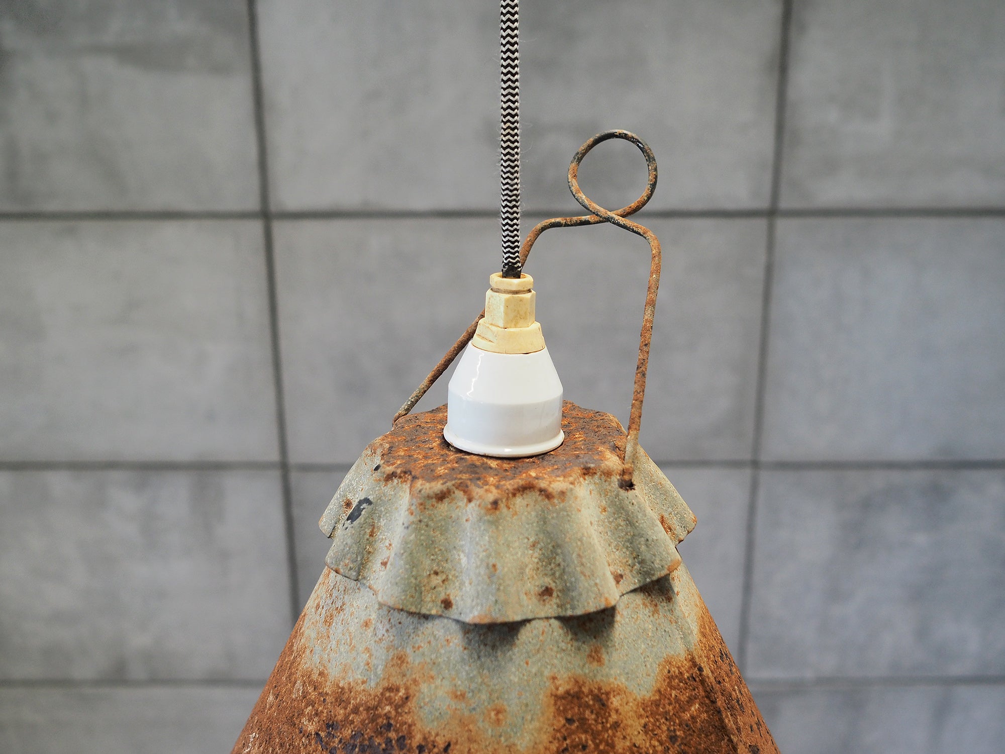 Industrial_Style_Metal_Lamp_from_1950s