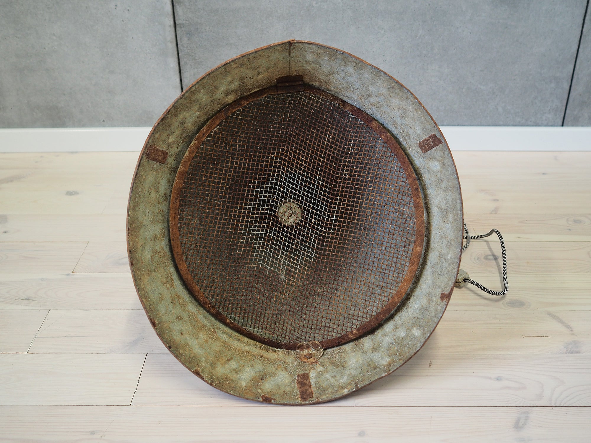 Industrial_Style_Metal_Lamp_from_1950s