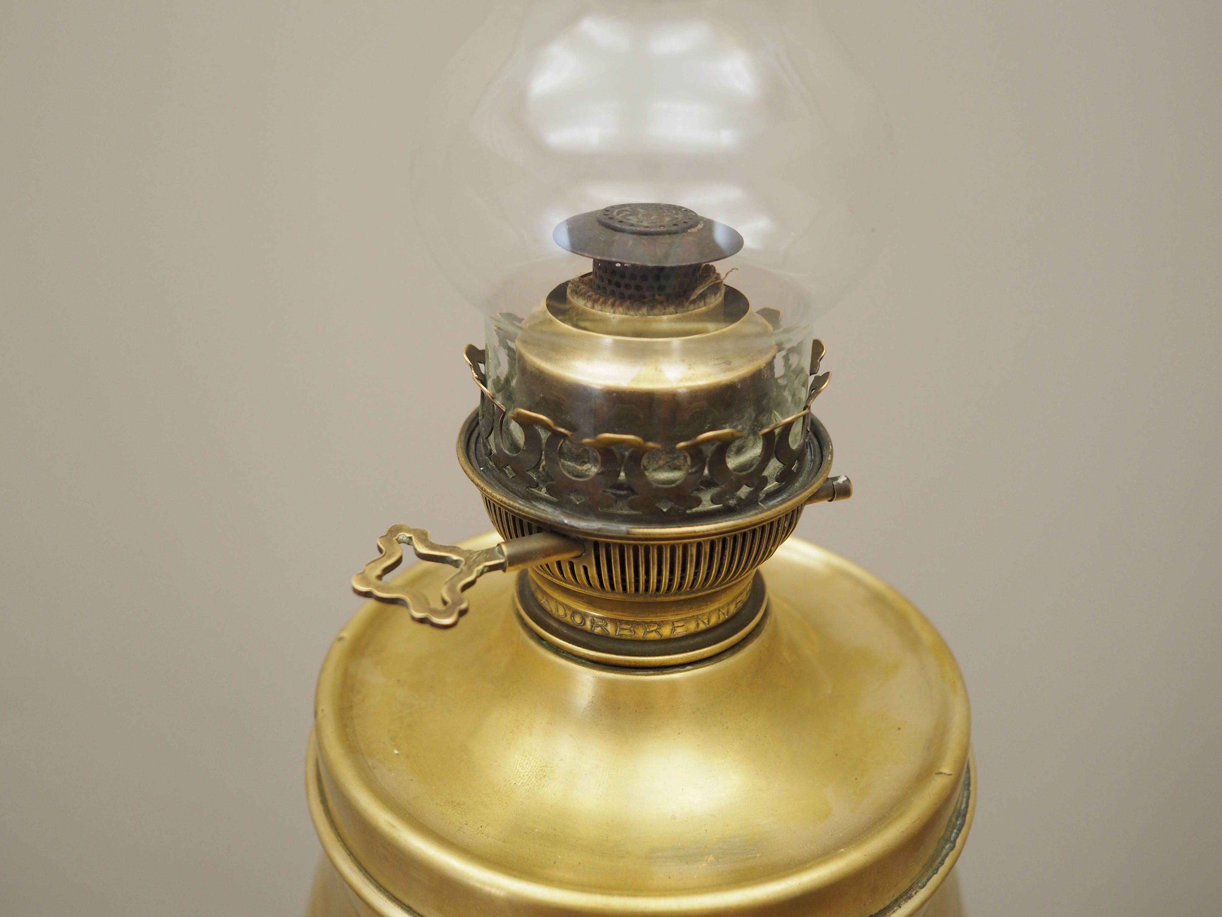Kerosene_lamp_German_design_1920s_manufacturer_Ehrich_Graetz