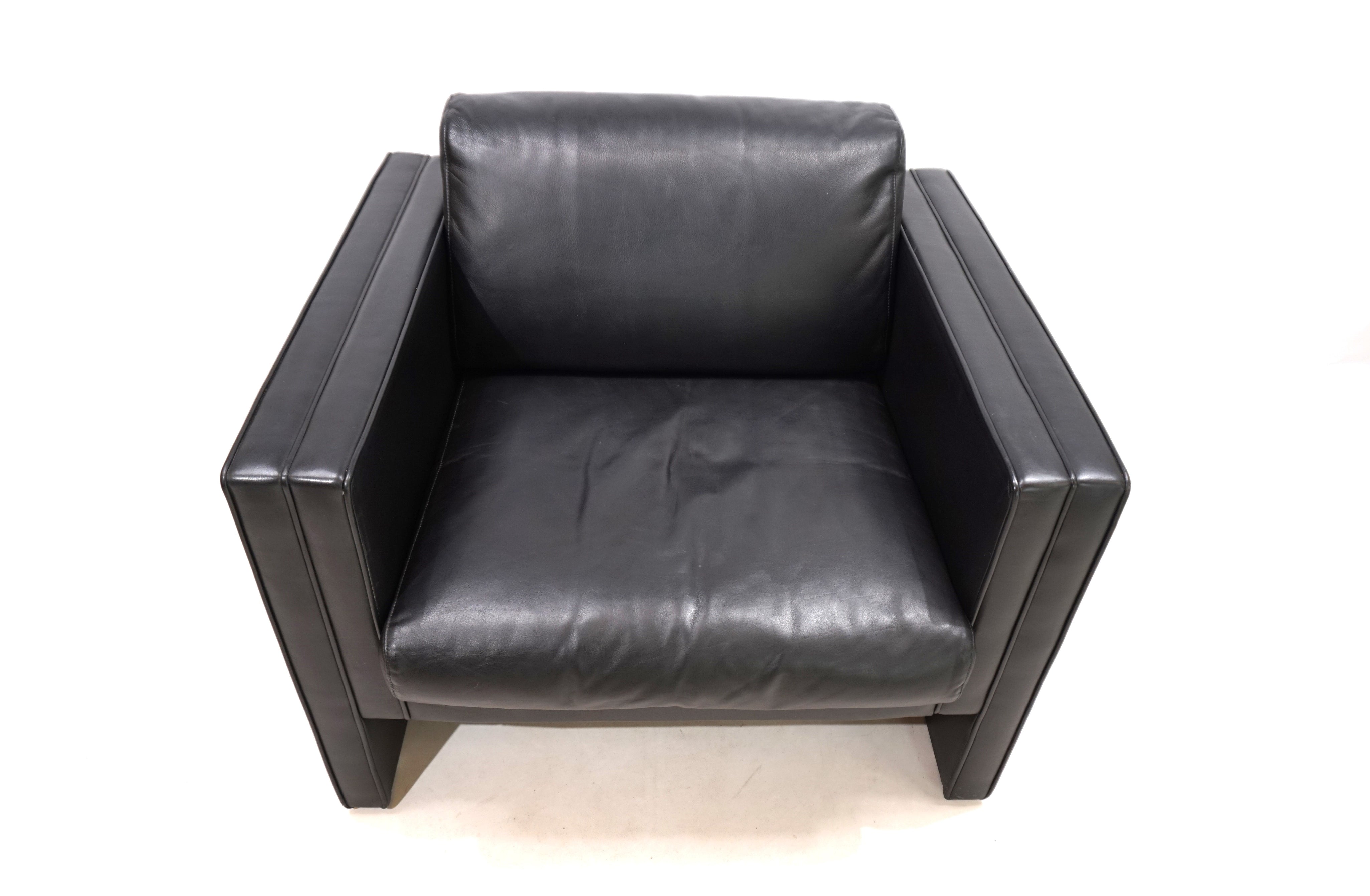 Knoll_Studio_Line_leather_armchair_by_J_rgen_Lange_1970
