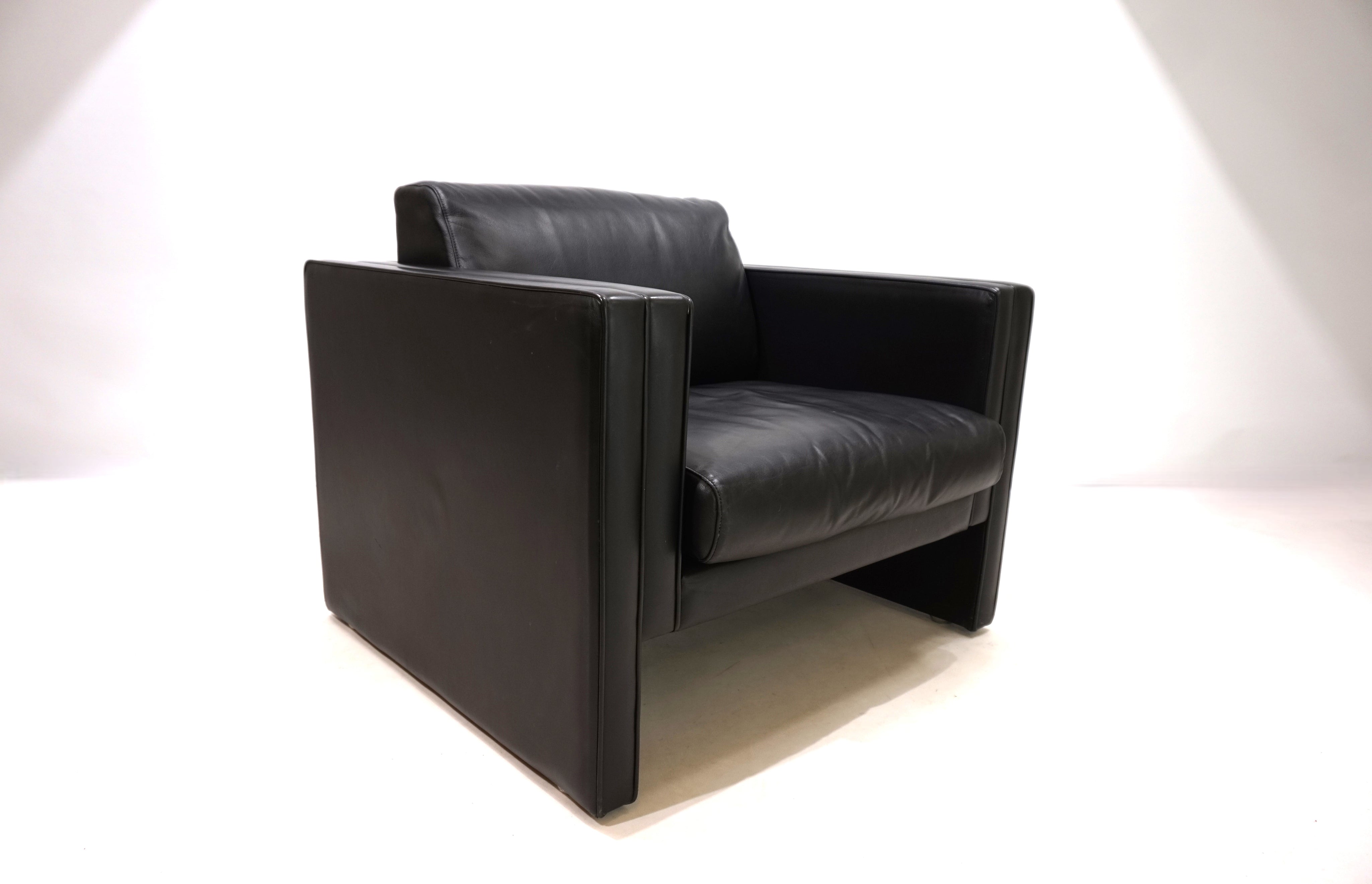Knoll_Studio_Line_leather_armchair_by_J_rgen_Lange_1970