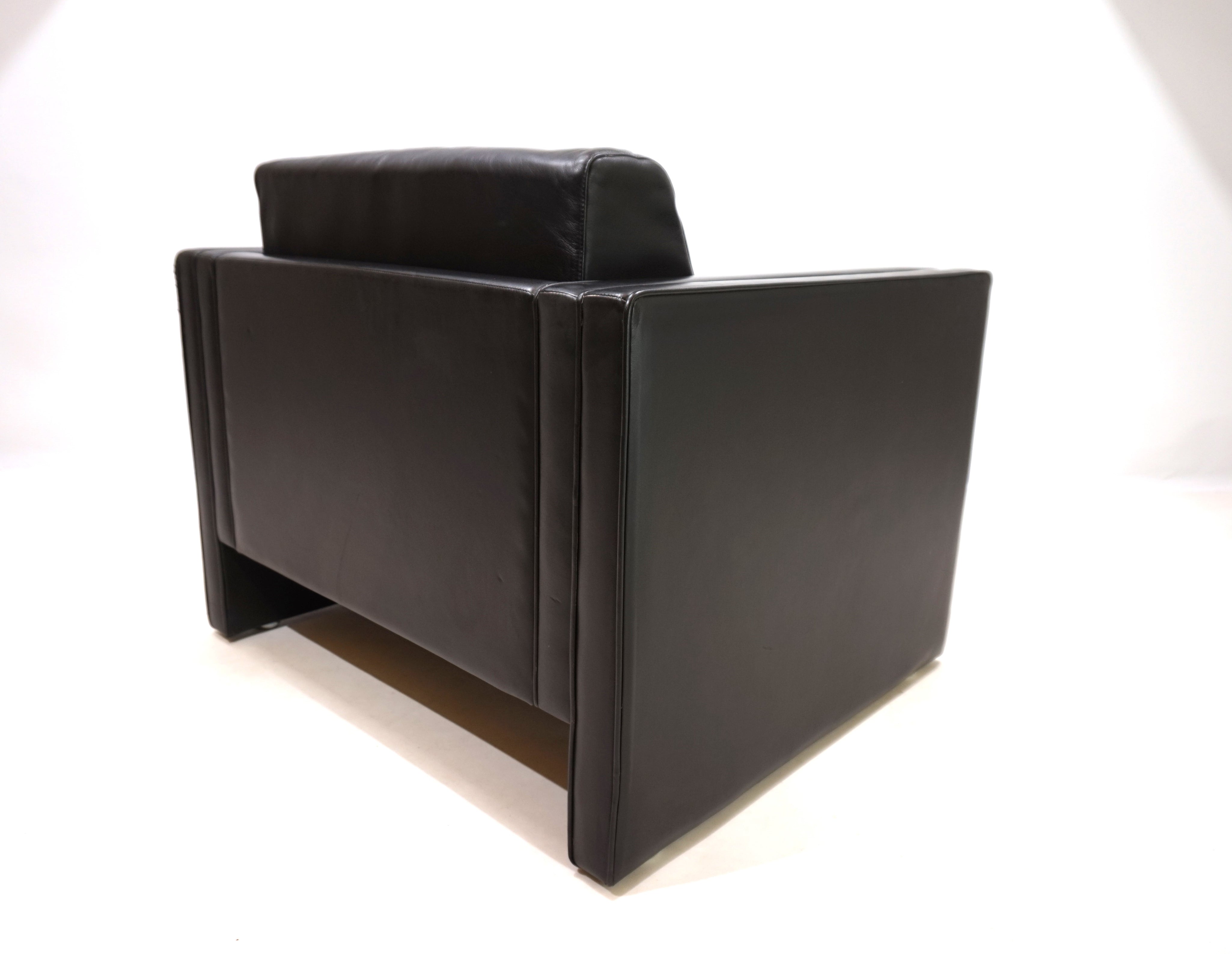 Knoll_Studio_Line_leather_armchair_by_J_rgen_Lange_1970