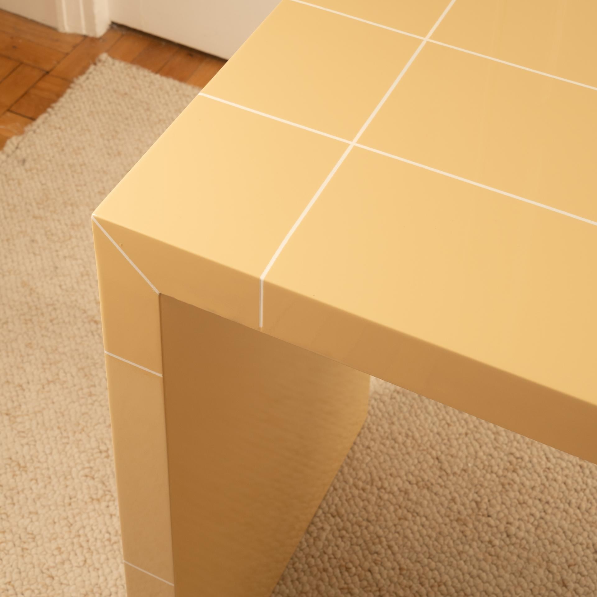 Lacquered_french_console