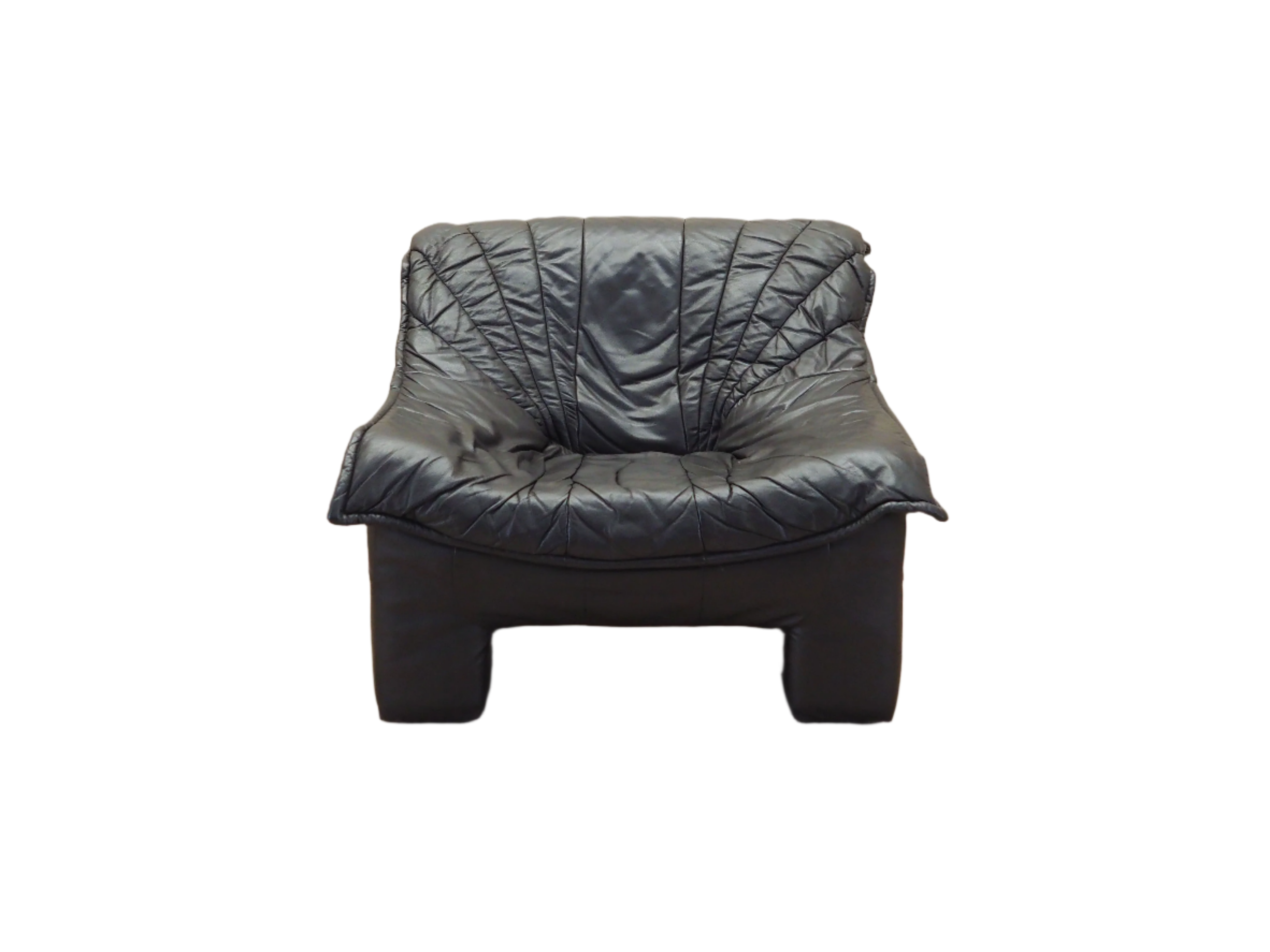 Leather_armchair_Italian_design_1960s_production_Italy