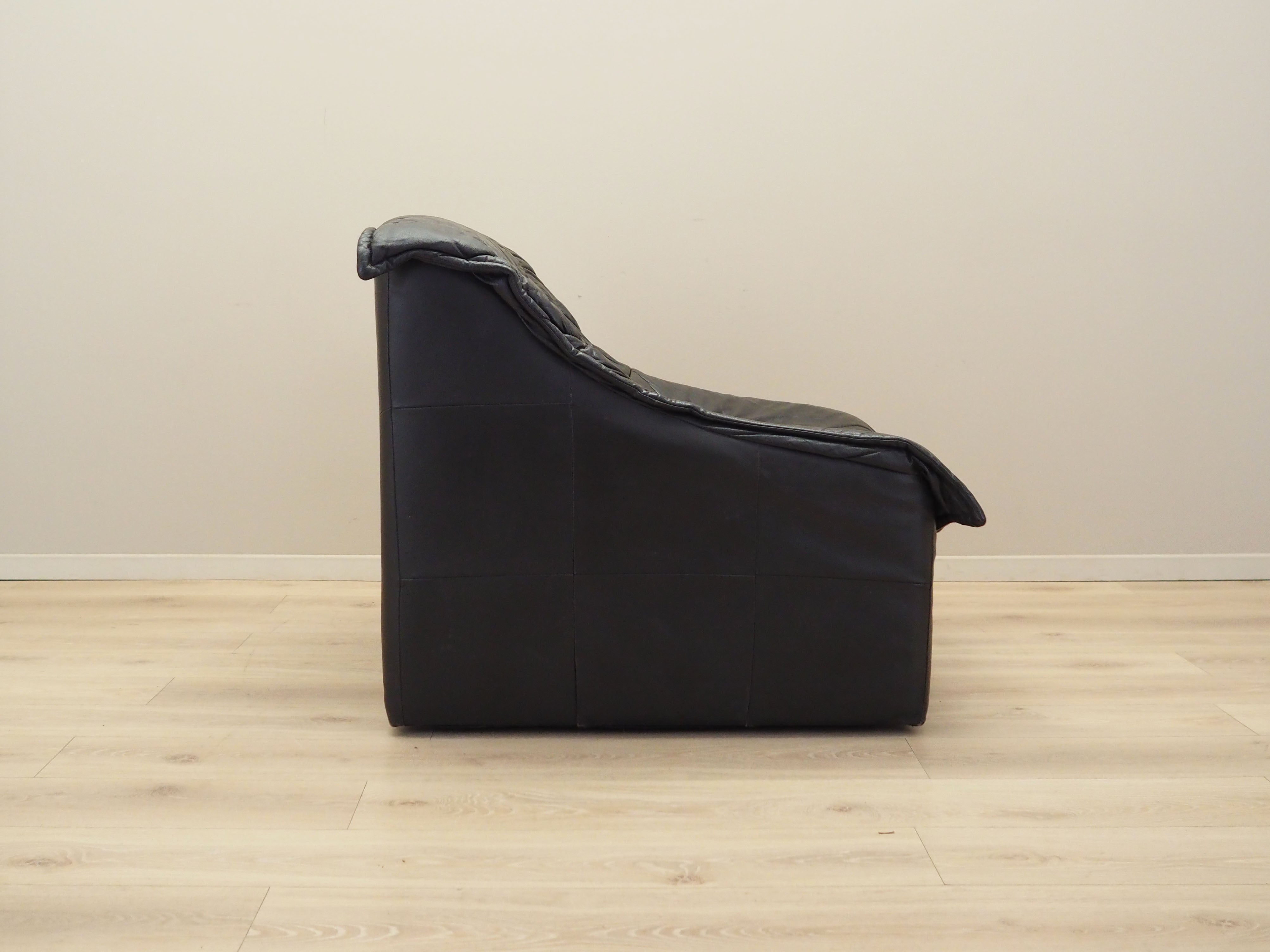 Leather_armchair_Italian_design_1960s_production_Italy