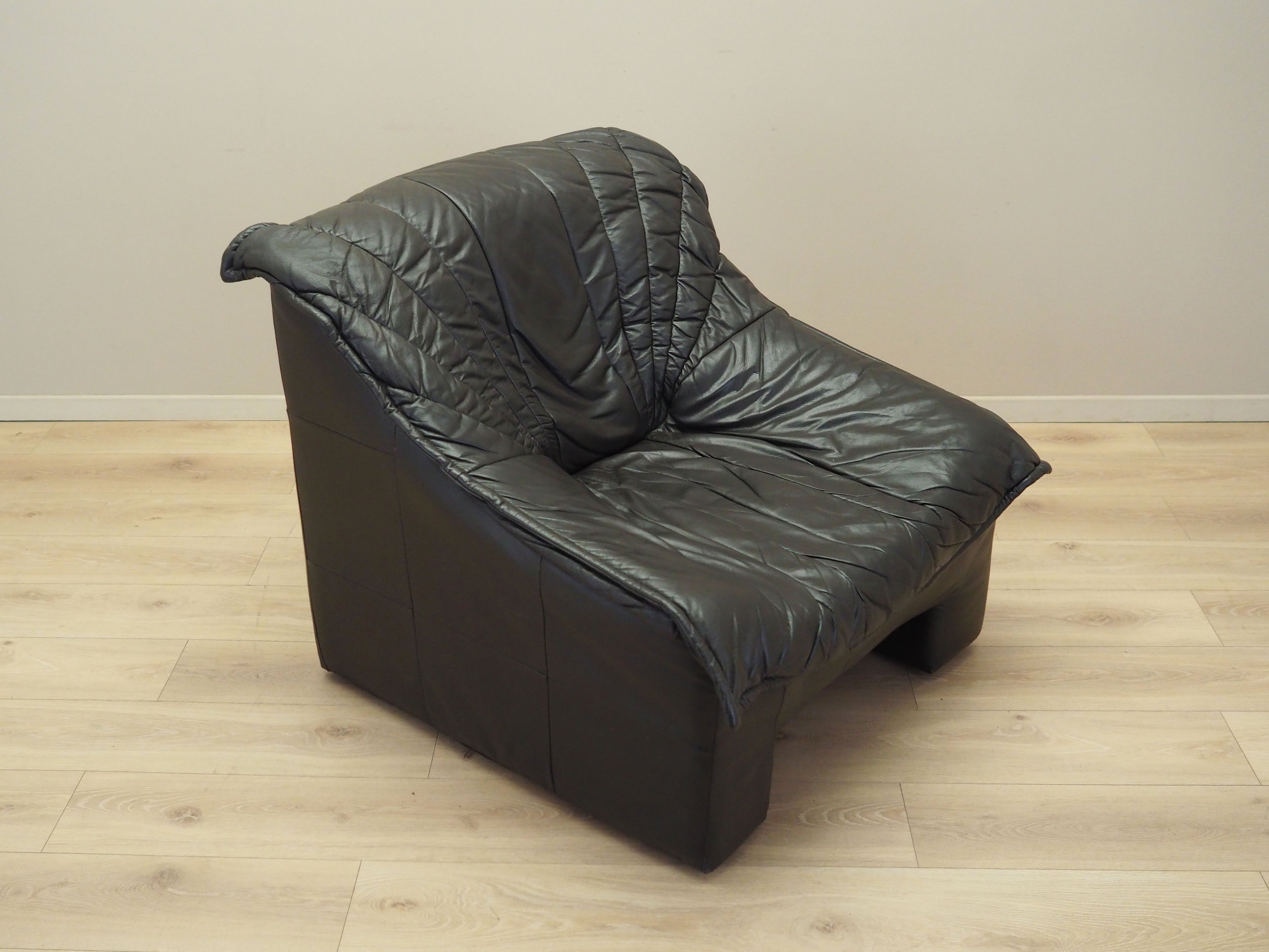 Leather_armchair_Italian_design_1960s_production_Italy