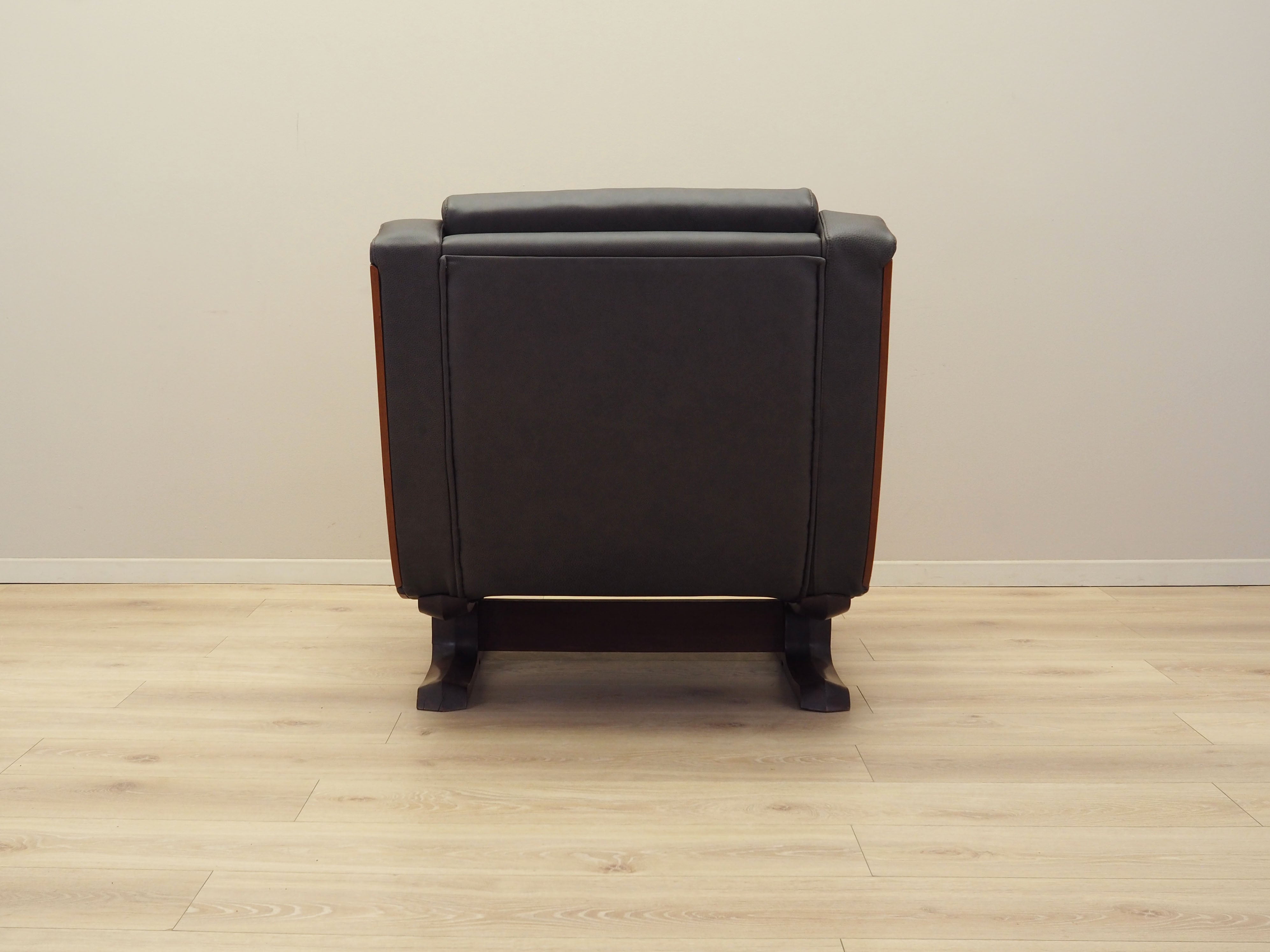 Leather_armchair_Italian_design_1970s_production_Italy