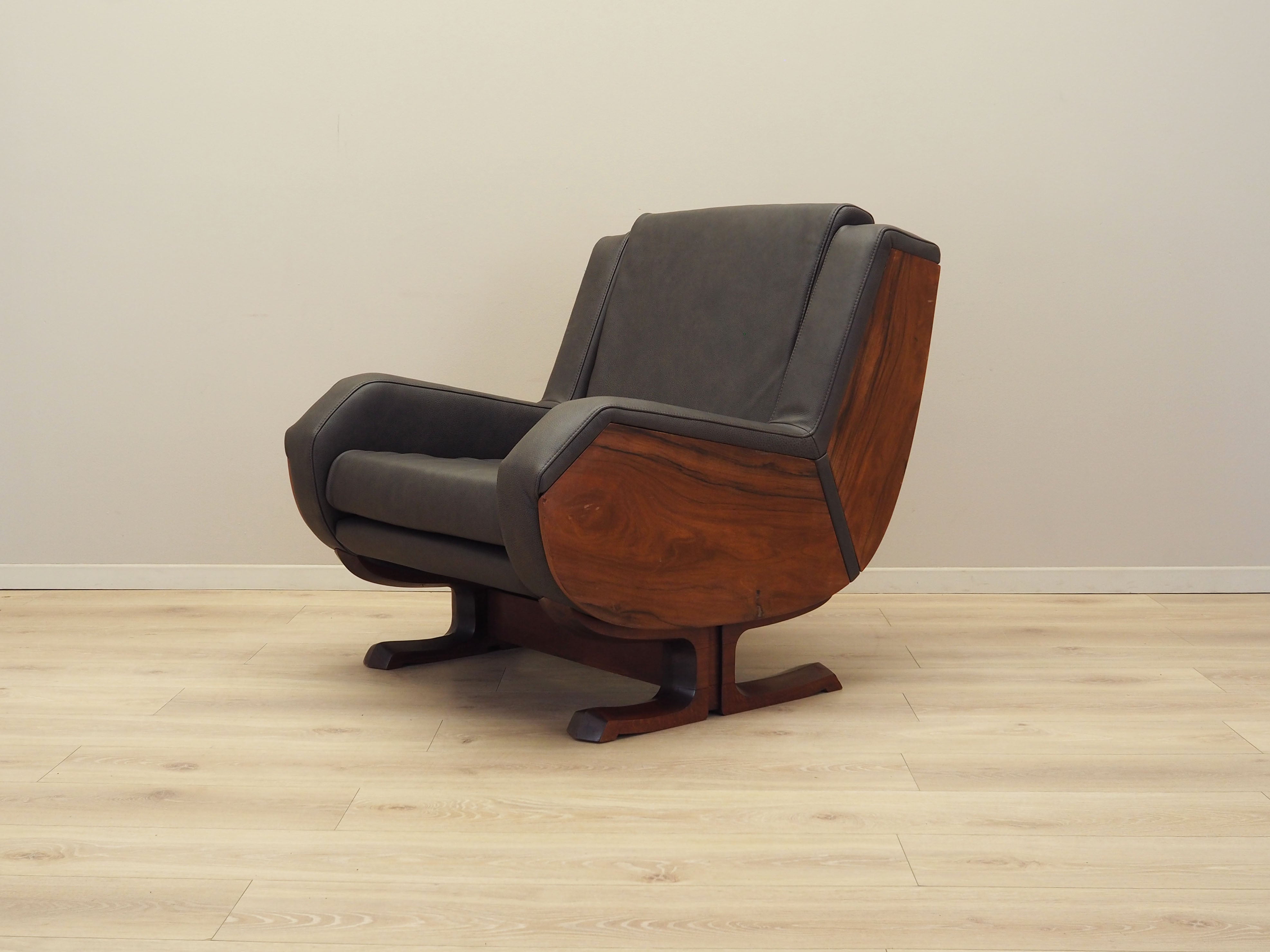 Leather_armchair_Italian_design_1970s_production_Italy