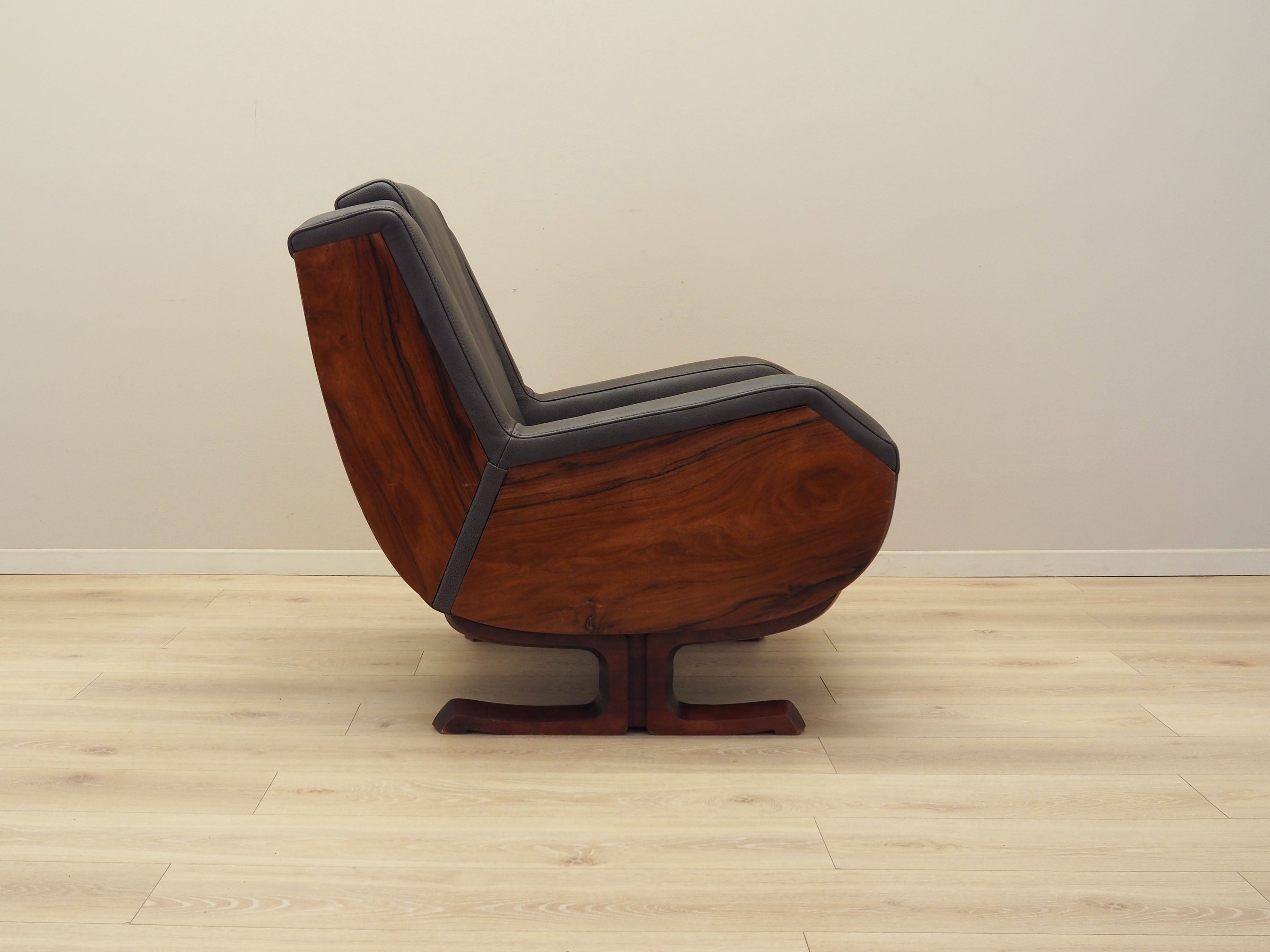 Leather_armchair_Italian_design_1970s_production_Italy