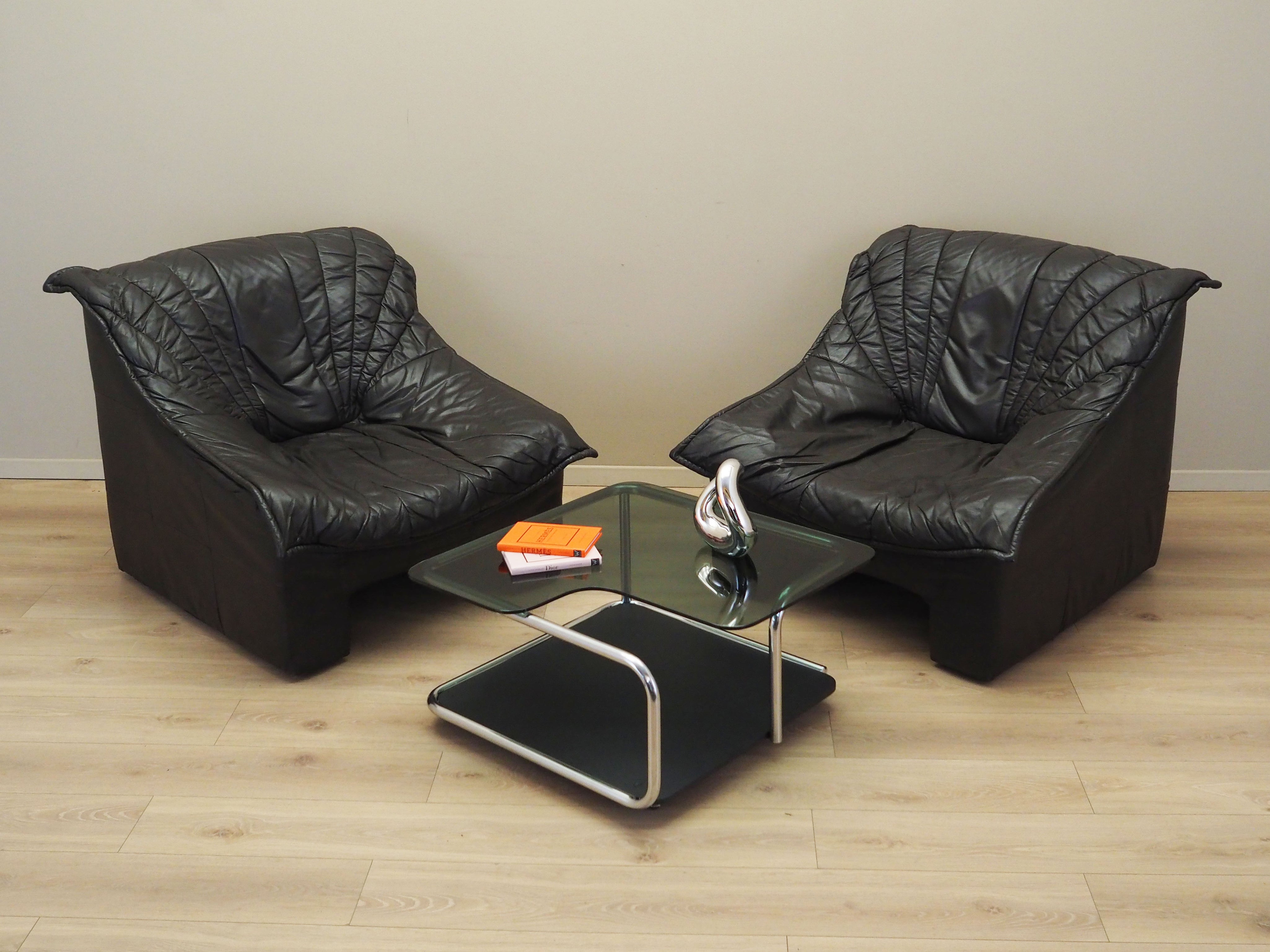 Leather_armchair_Italian_design_from_1960s_production_Italy